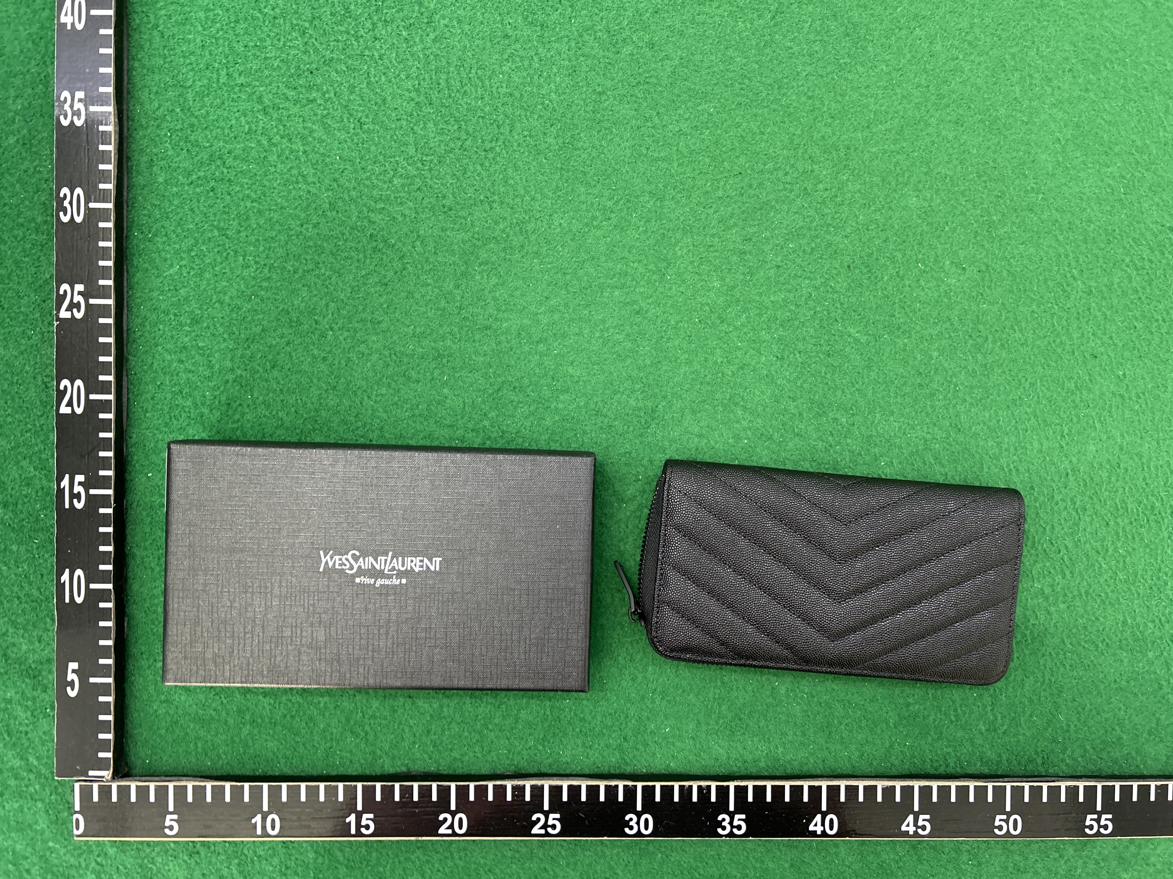 Foto QC 8 de Saint Laurent Monogram Zip Around Wallet Matelassé Grain de Poudre Leather Black
