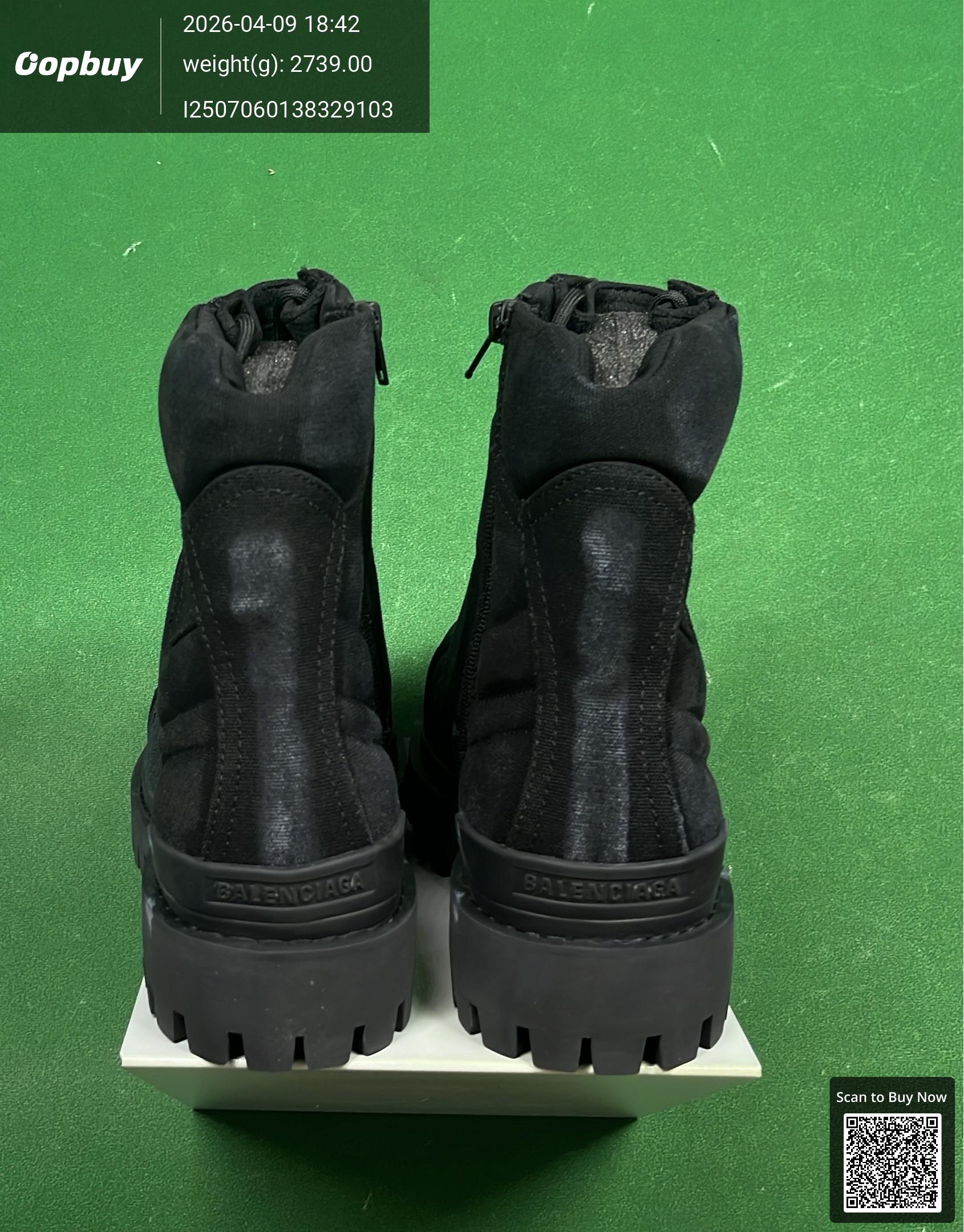 Foto QC 6 de Balenciaga Strike Distressed Canvas Lace-Up Boots Washed Grey