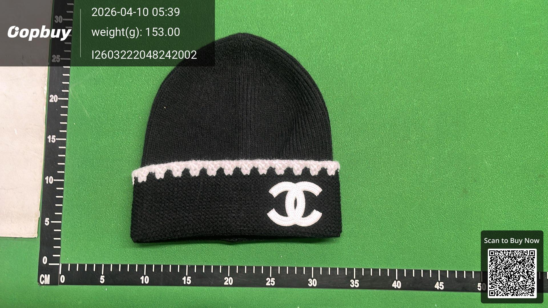 Foto QC 2 de Chanel CC Logo Beanie White Black