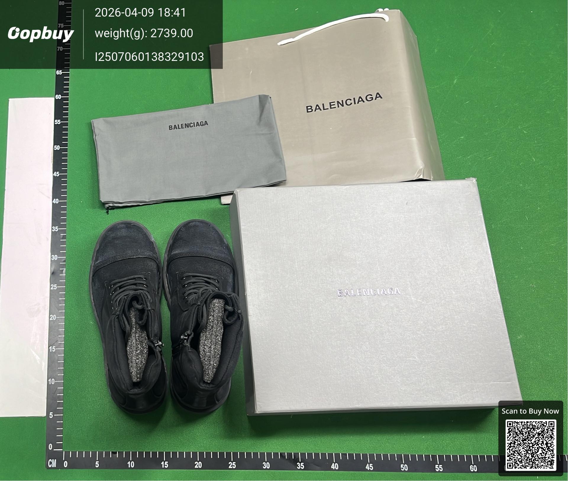 Foto QC 2 de Balenciaga Strike Distressed Canvas Lace-Up Boots Washed Grey