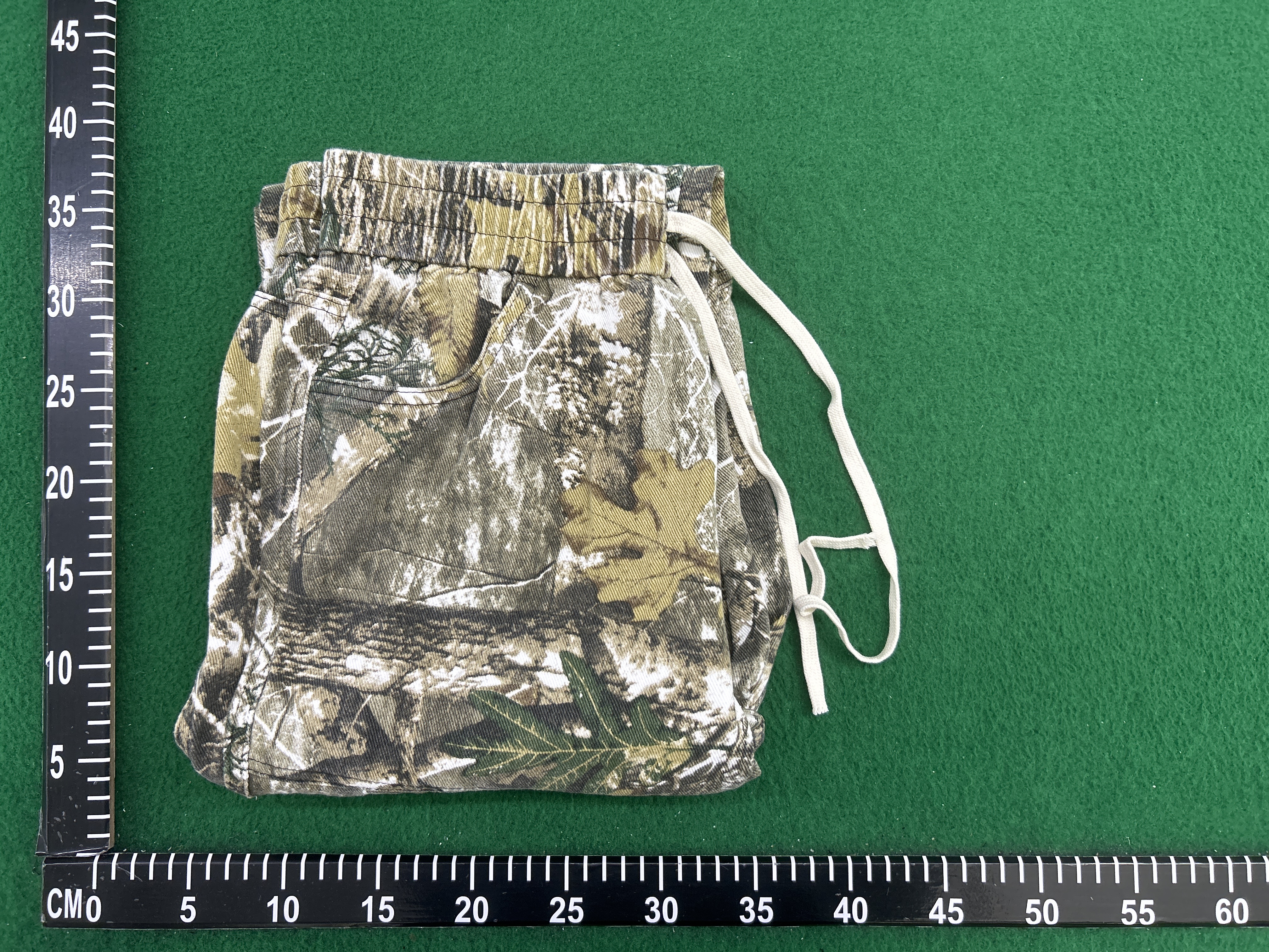 Foto QC 7 de Hellstar Studios Cargo Shorts Camo Studded Flame Black