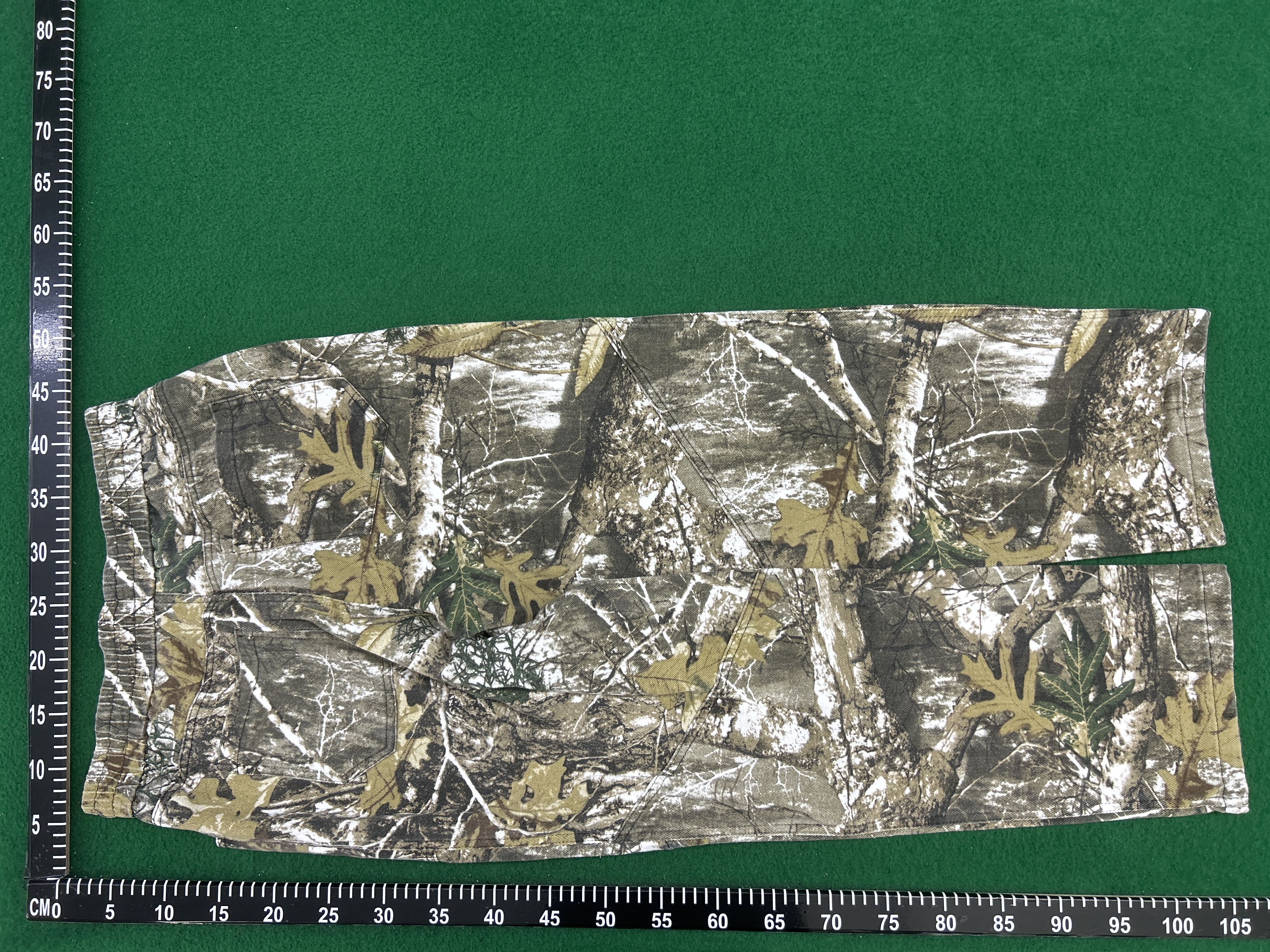 Foto QC 5 de Hellstar Studios Cargo Shorts Camo Studded Flame Black