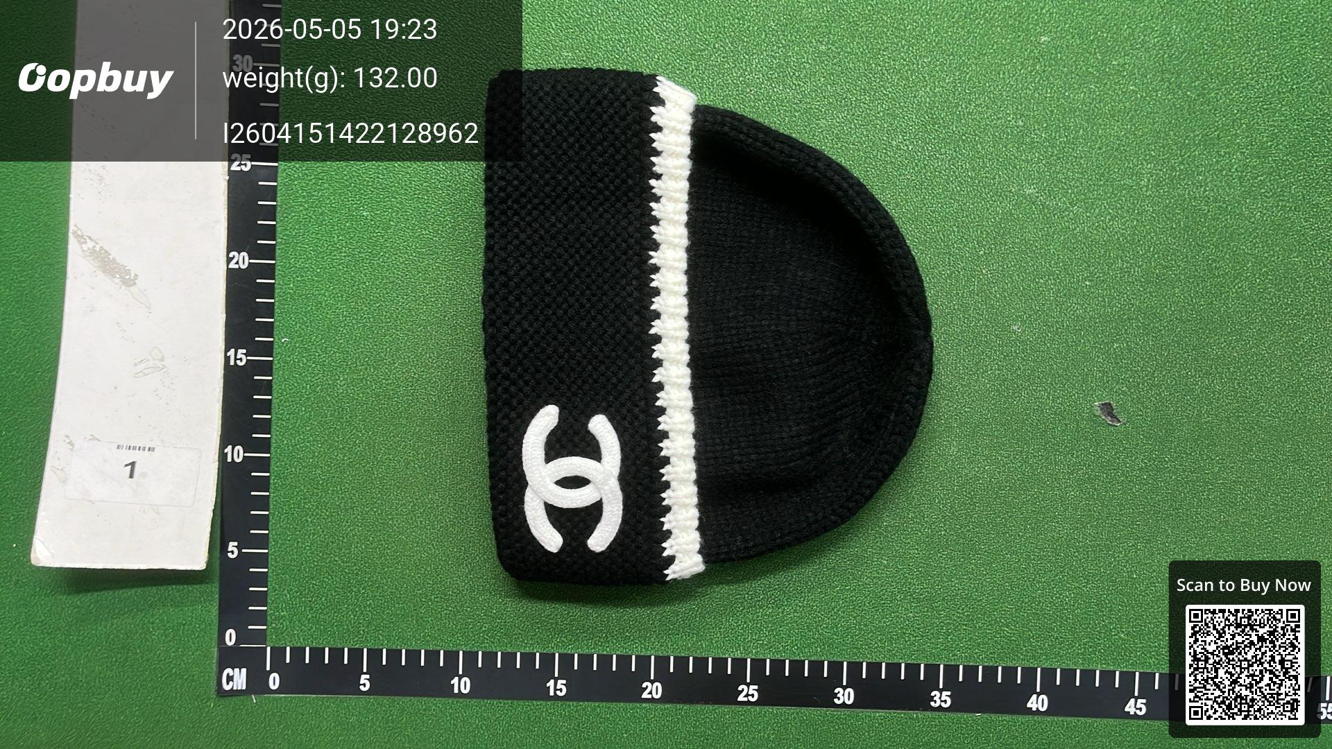Foto QC 6 de Chanel CC Logo Beanie Black