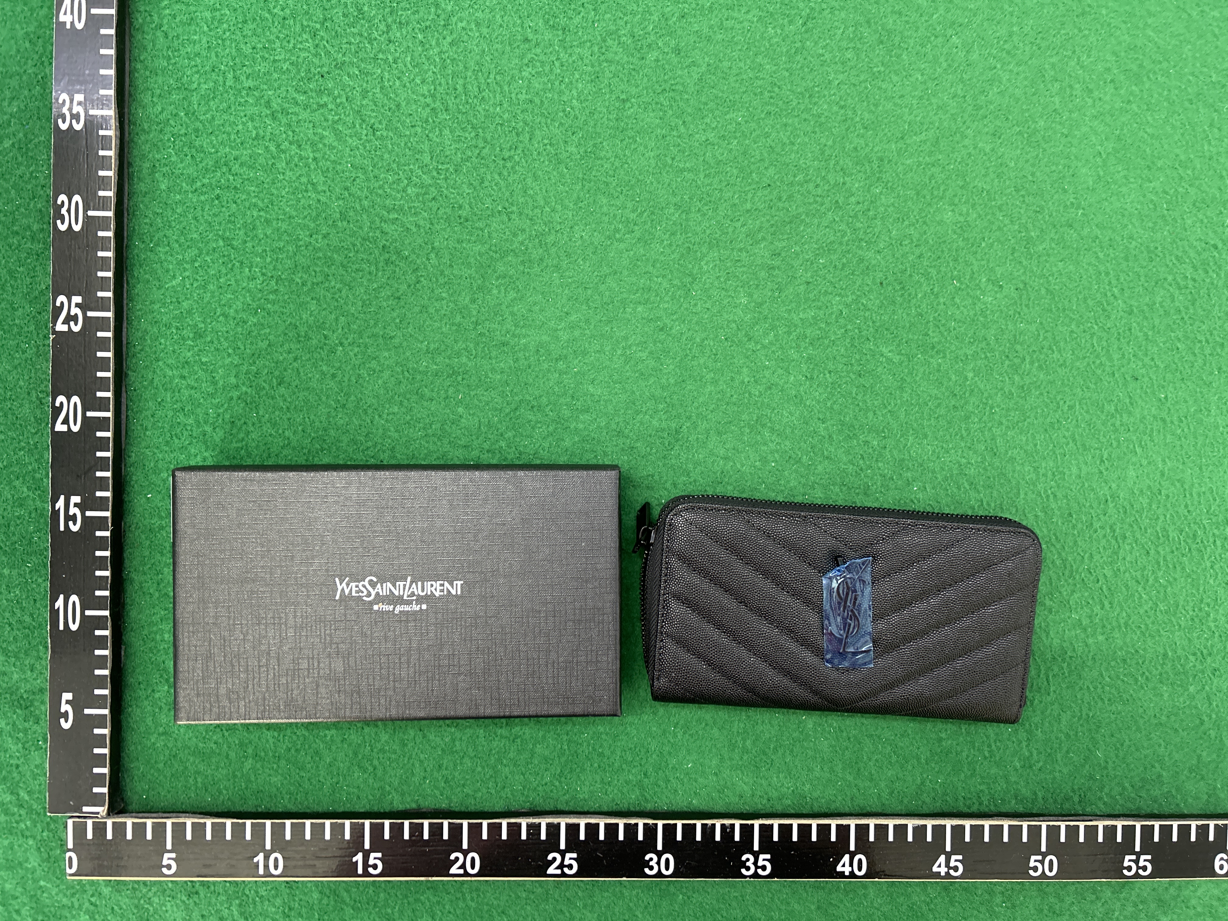 Foto QC 7 de Saint Laurent Monogram Zip Around Wallet Matelassé Grain de Poudre Leather Black