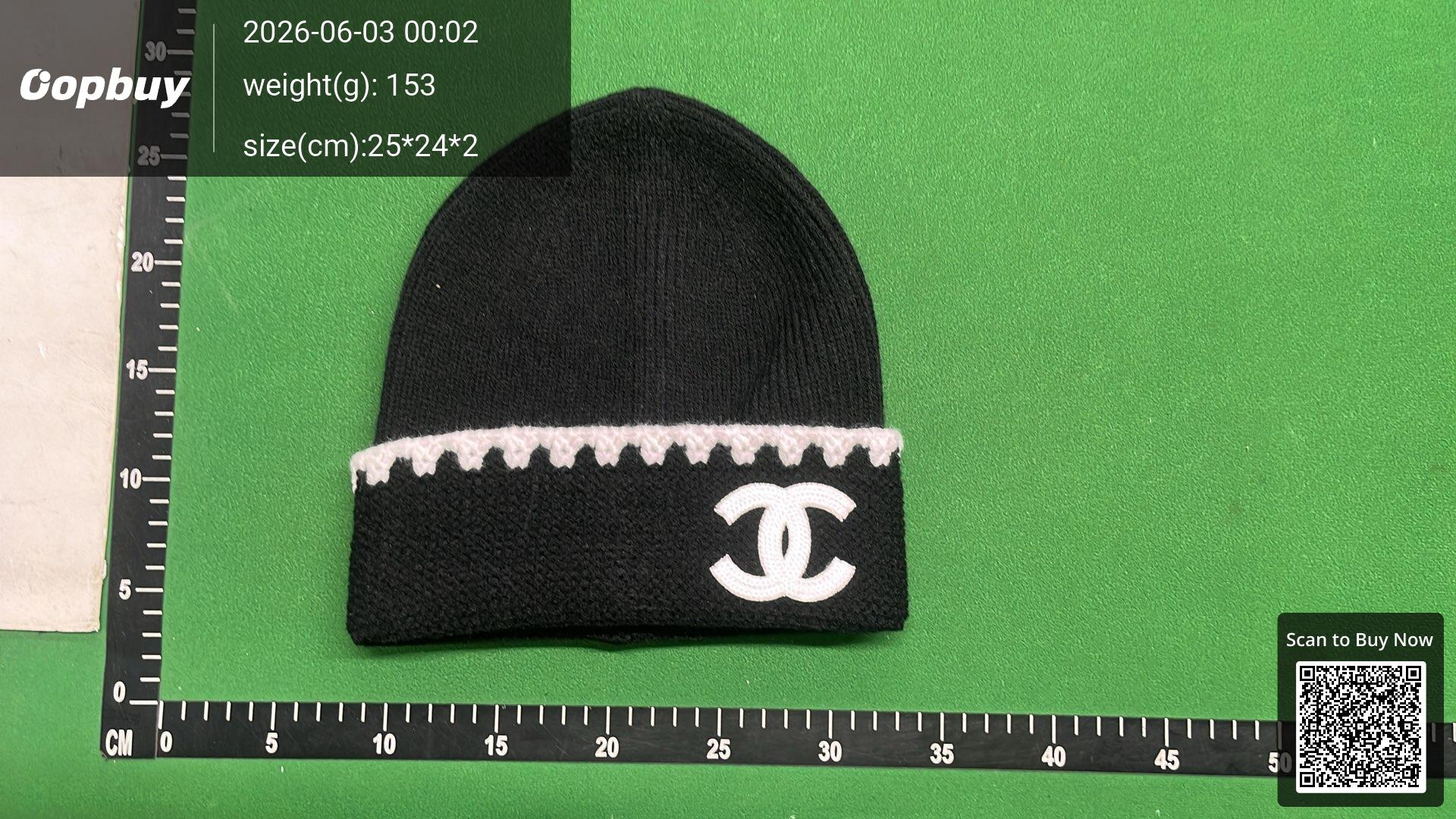 Foto QC 1 de Chanel CC Logo Beanie White Black