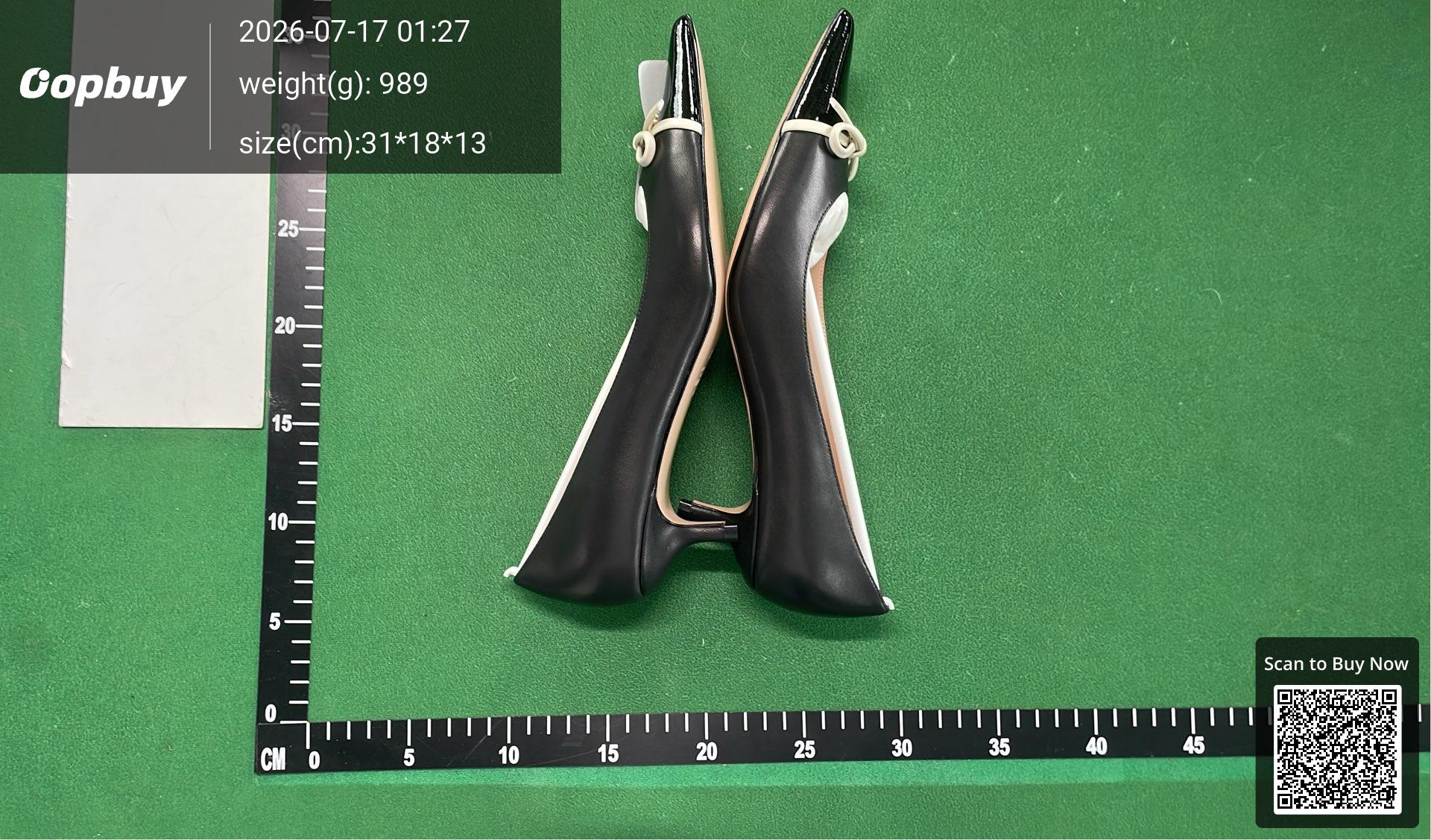 Foto QC 5 de Valentino VLogo Signature Leather Pointed Toe Kitten Heel Pumps Ivory Bow Detail Patent Toe Cap CS 6 L09