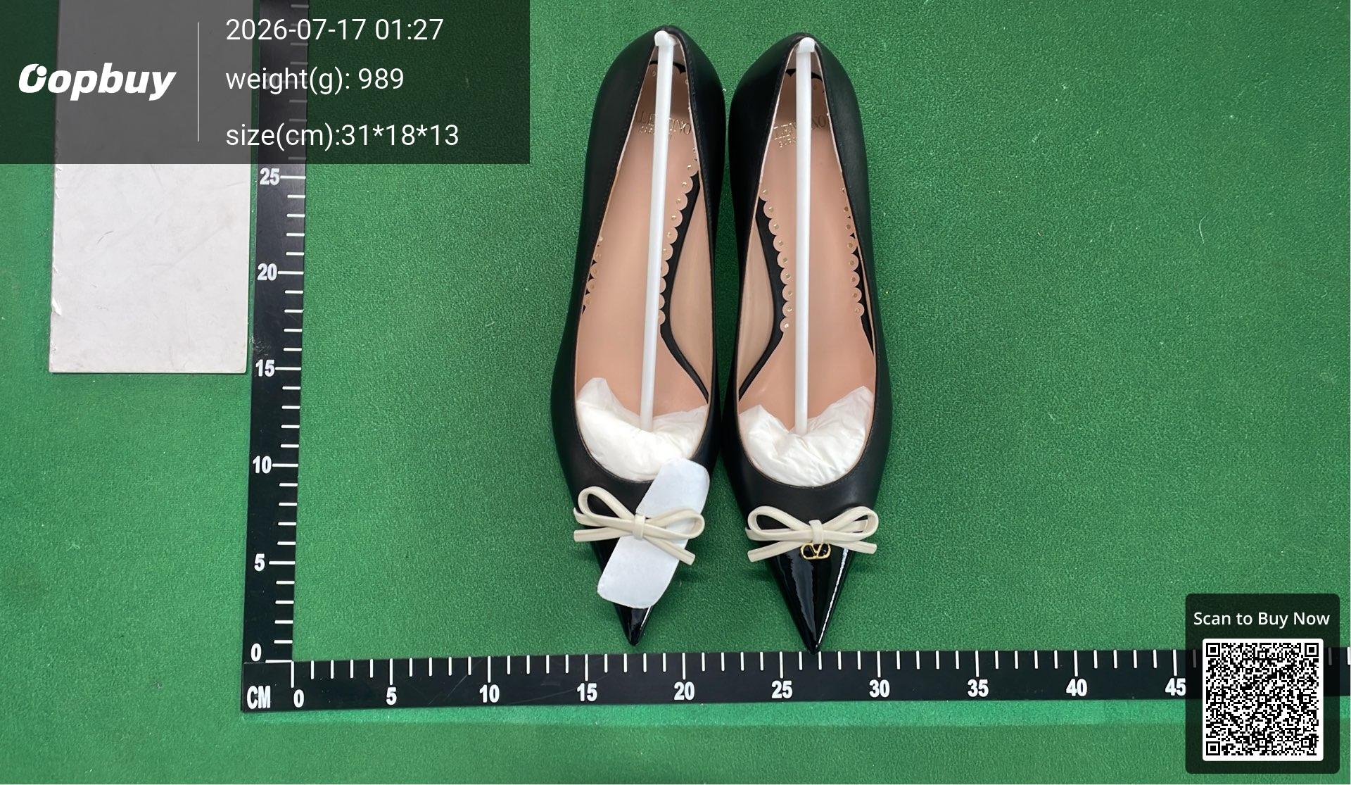 Foto QC 6 de Valentino VLogo Signature Leather Pointed Toe Kitten Heel Pumps Ivory Bow Detail Patent Toe Cap CS 6 L09