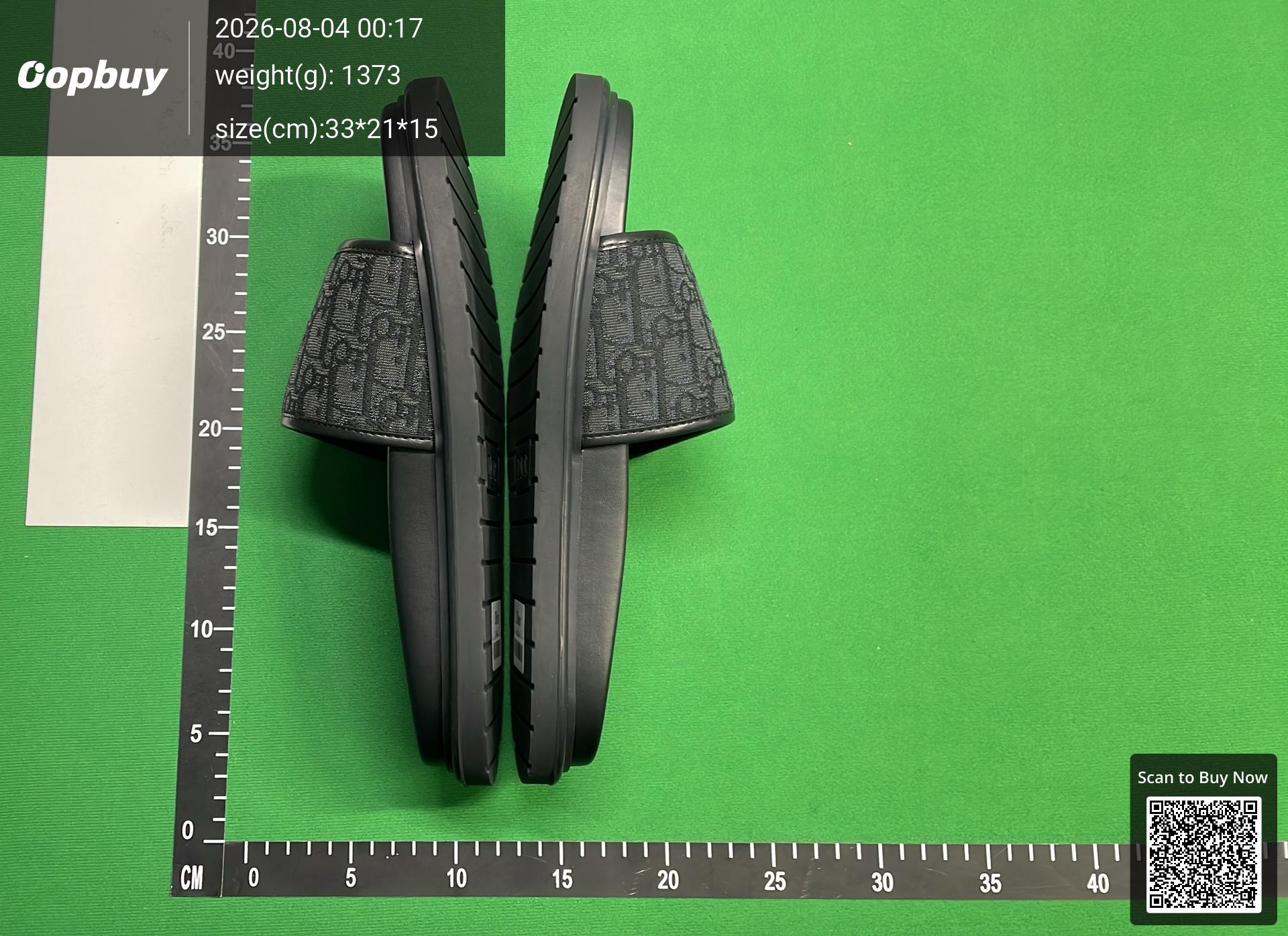 Foto QC 8 de Valentino VLogo Signature Patent Leather T-Strap Pumps Black