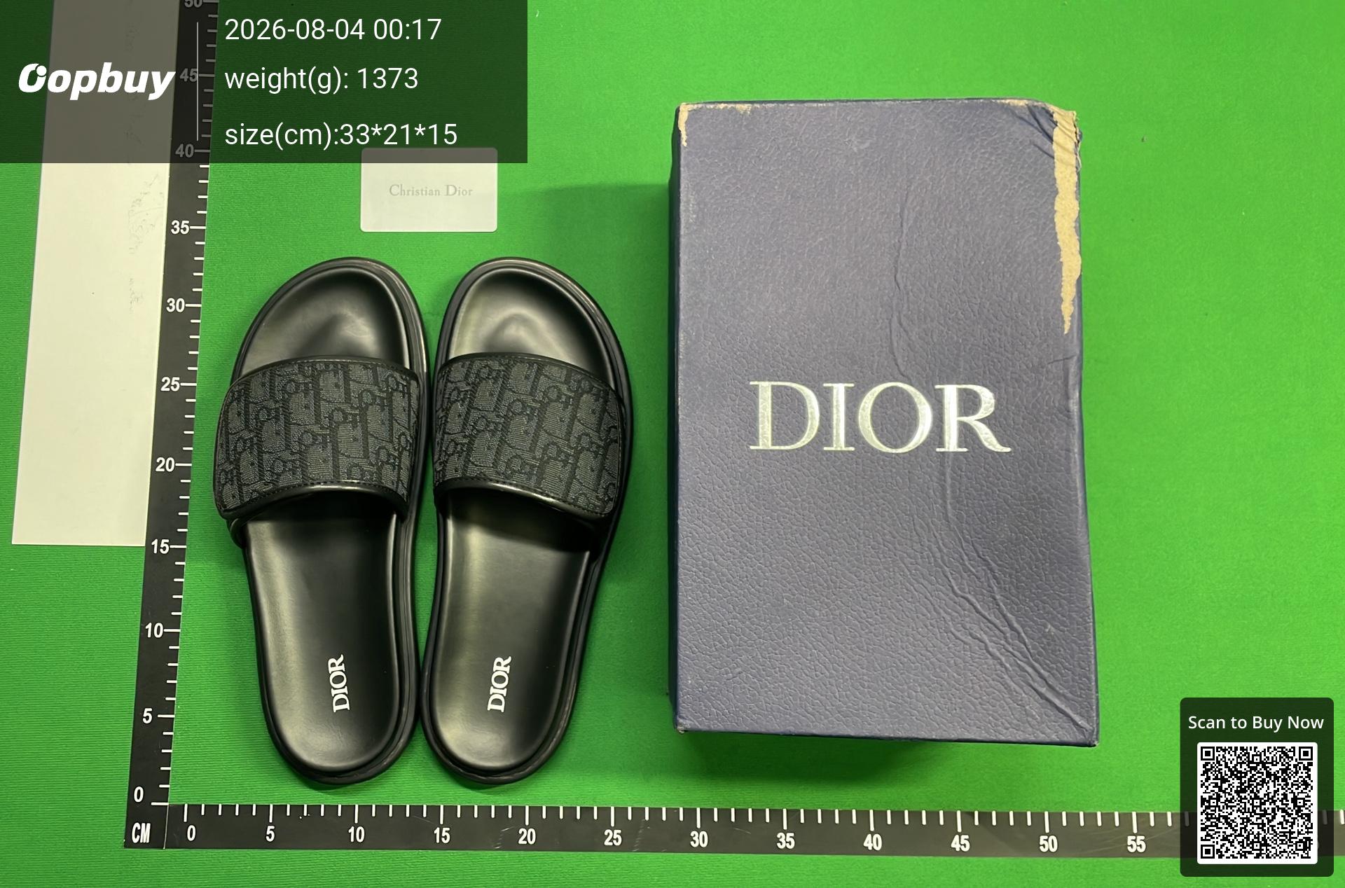 Foto QC 6 de Valentino VLogo Signature Patent Leather T-Strap Pumps Black