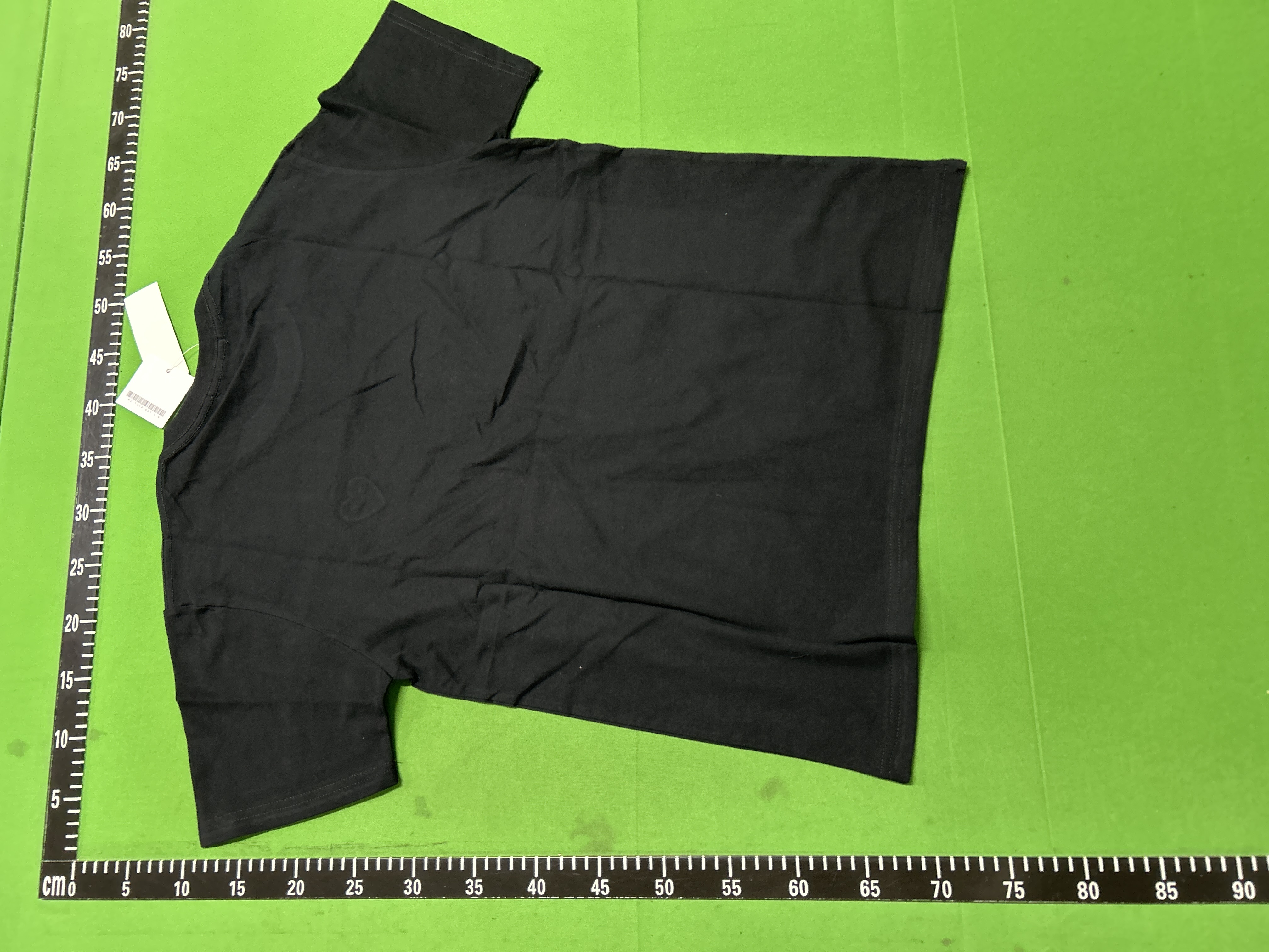 Foto QC 8 de Comme des Garçons PLAY T-shirt Small Black Heart and Large Black Hem Heart Grey