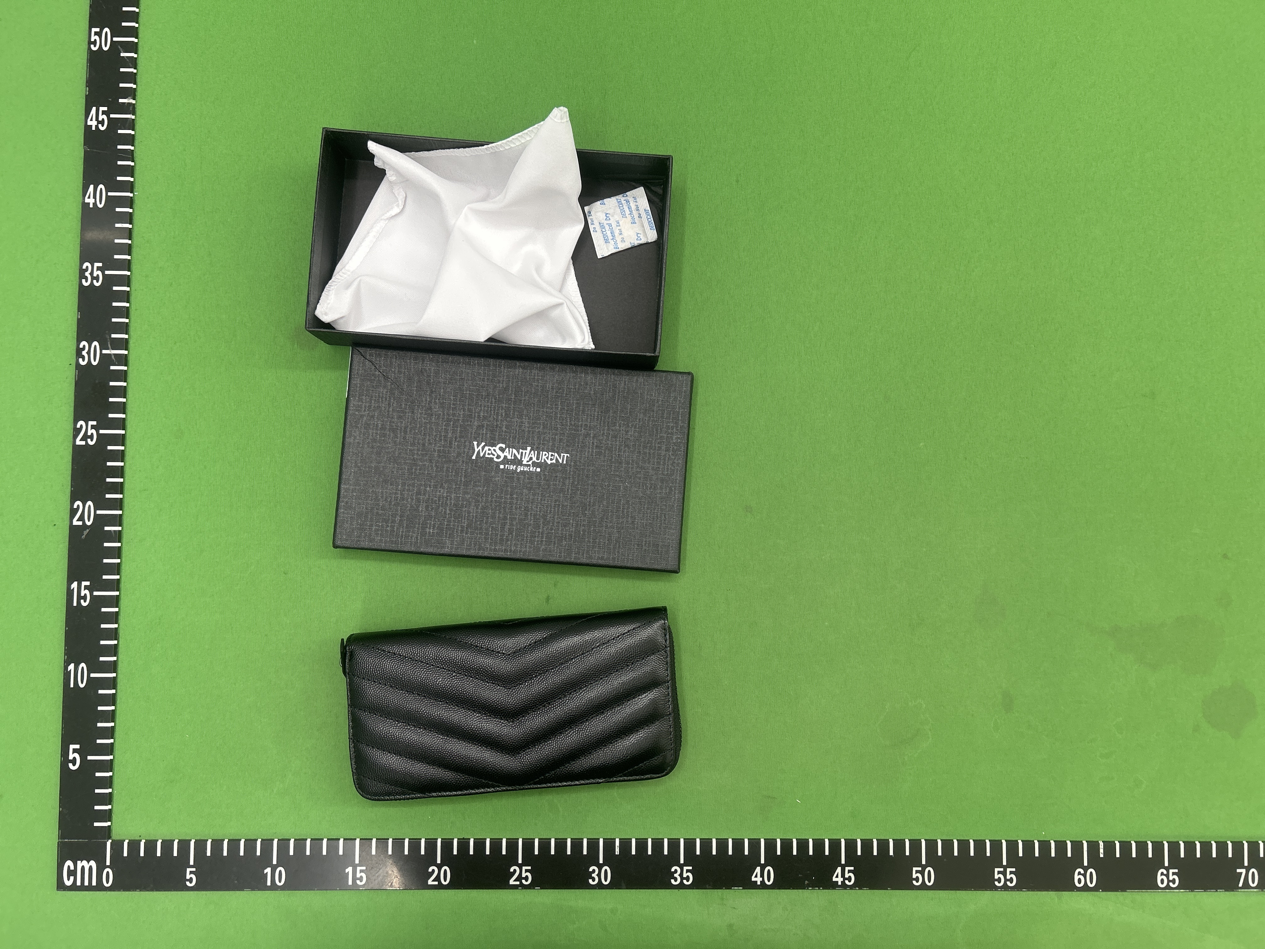 Foto QC 5 de Saint Laurent Monogram Zip Around Wallet Matelassé Grain de Poudre Leather Black
