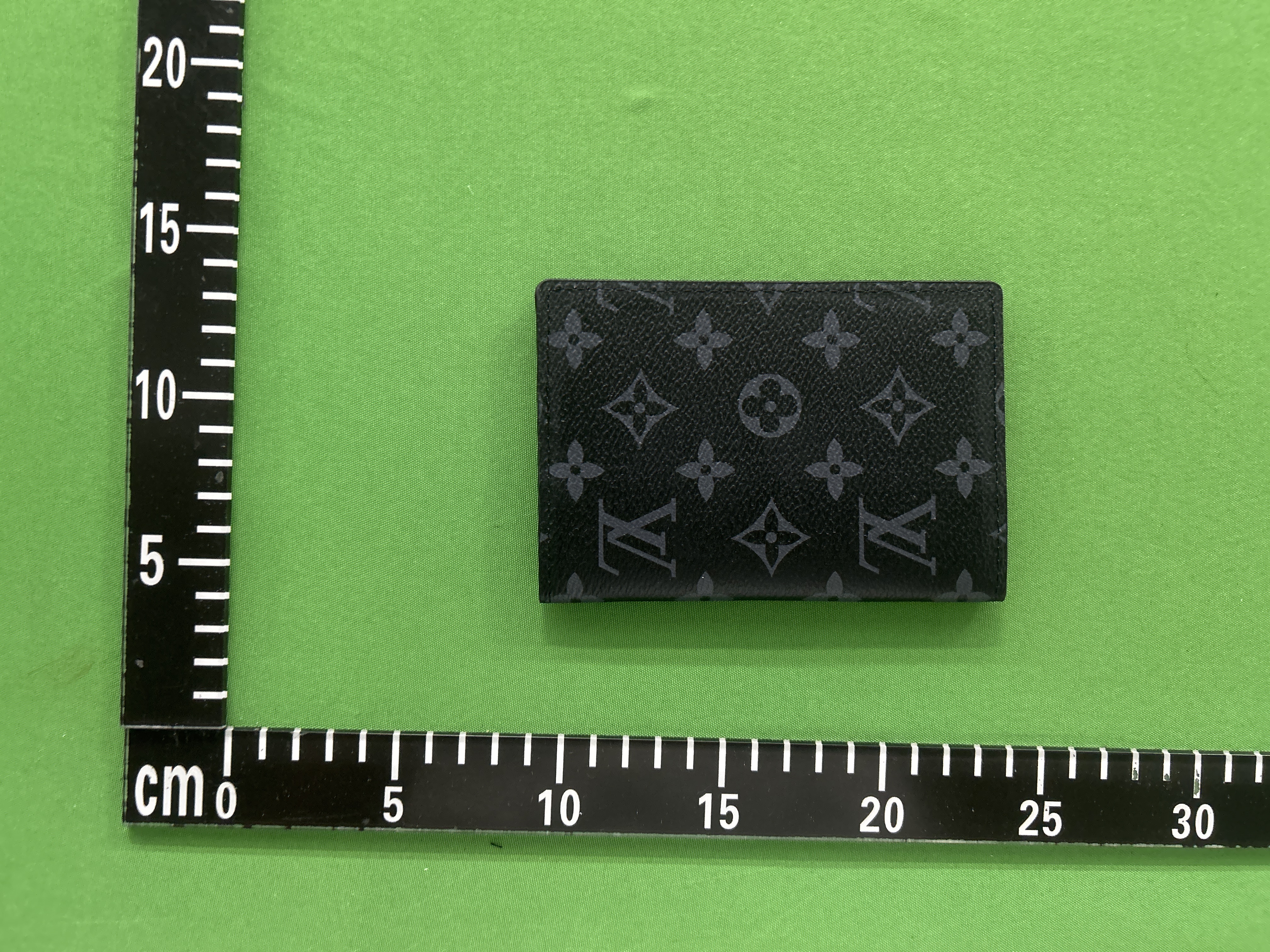 Foto QC 6 de Louis Vuitton Passport Cover Damier Azur White