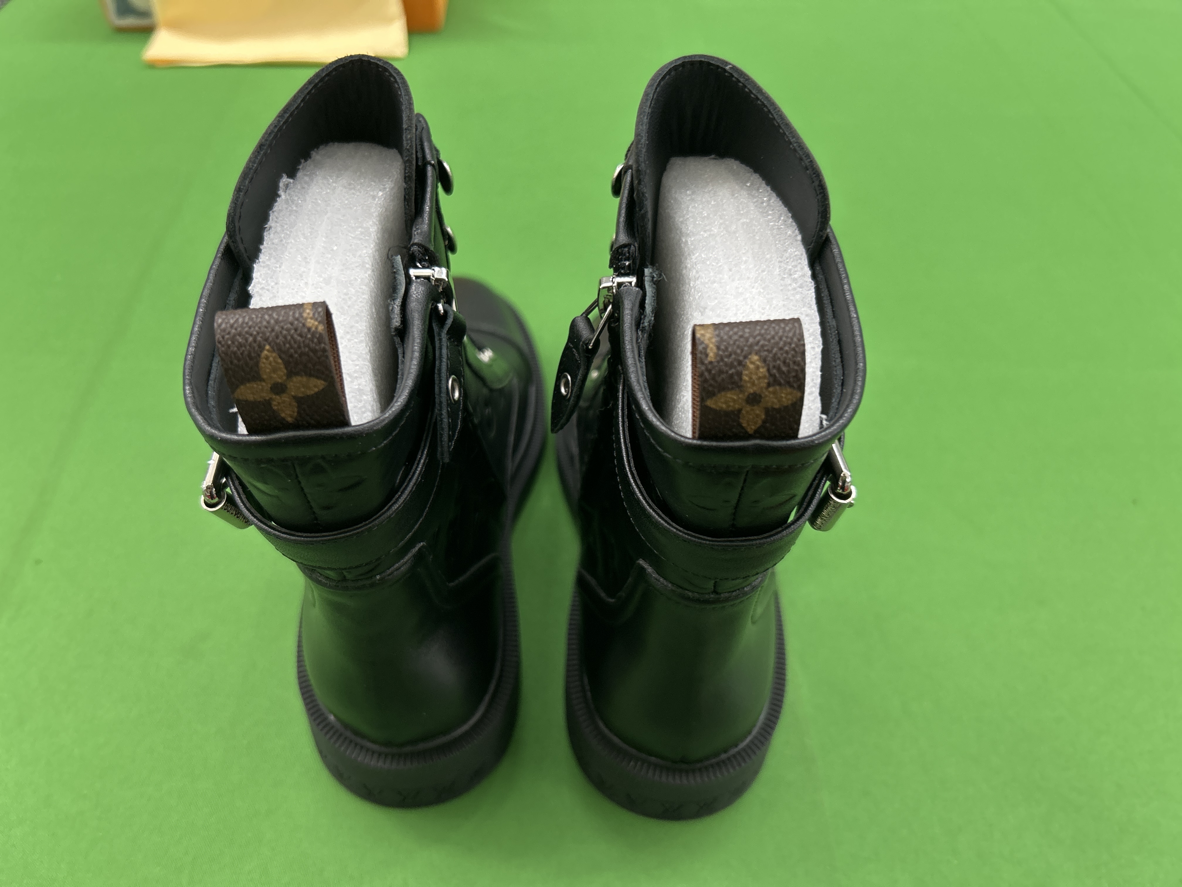 Foto QC 3 de Louis Vuitton Ranger Boot Leather Lace-Up White Contrast Stitching Black