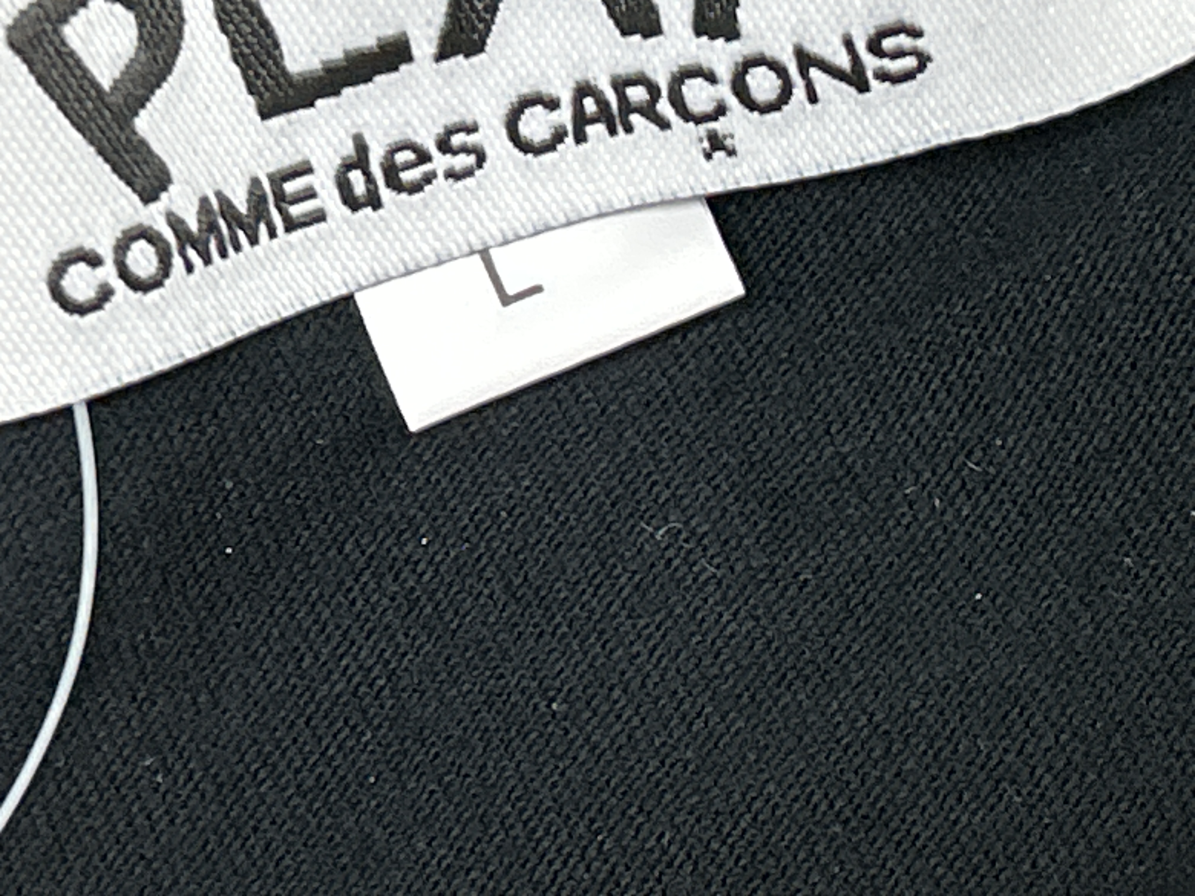 Foto QC 2 de Comme des Garçons PLAY T-shirt Small Black Heart and Large Black Hem Heart Grey