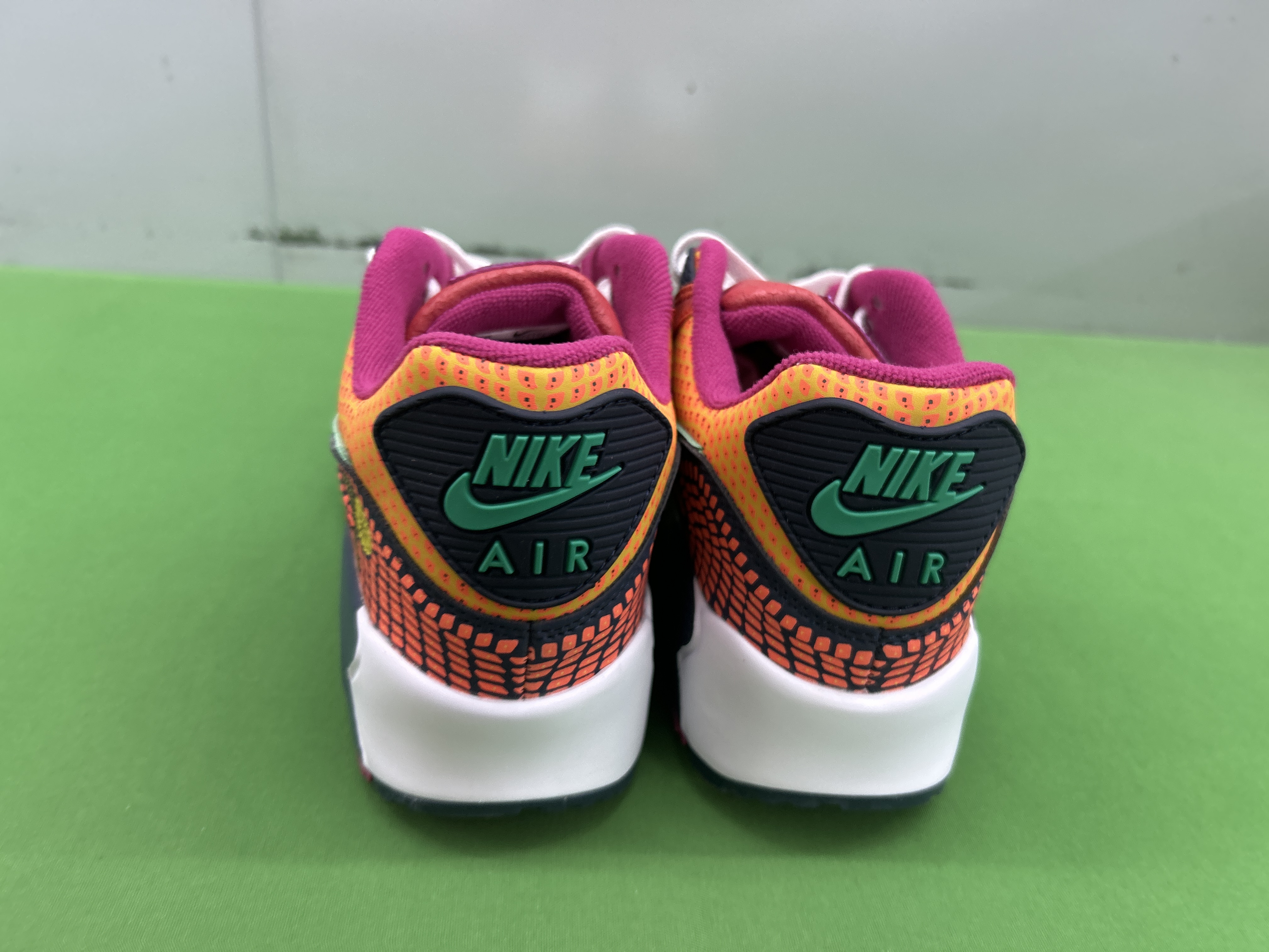 Foto QC 8 de Nike Air Max 90 Low Black Metallic Cool Grey Total Orange DO6706-010