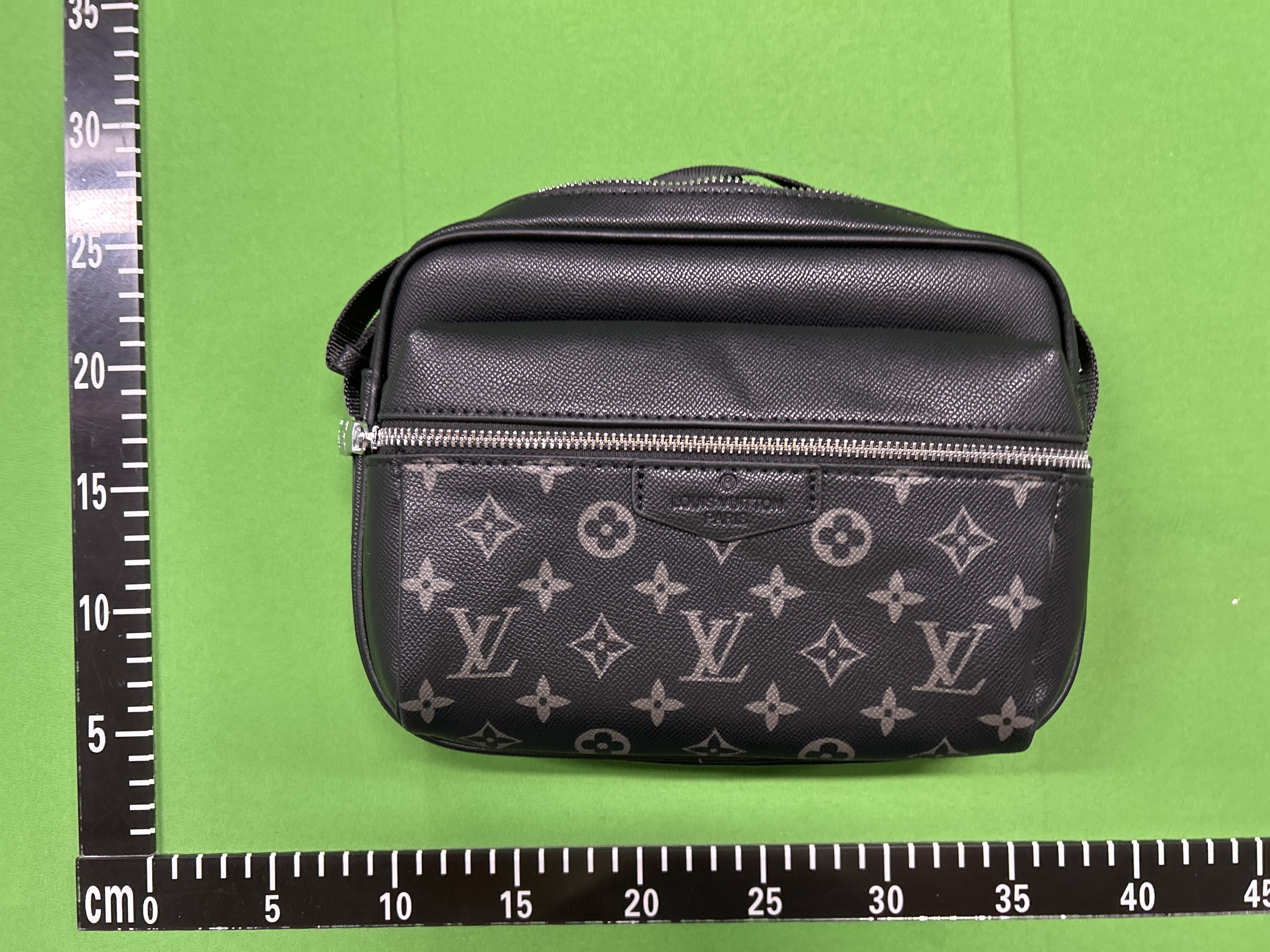 Foto QC 4 de Louis Vuitton Outdoor Messenger PM Pacific Blue Monogram Taigarama