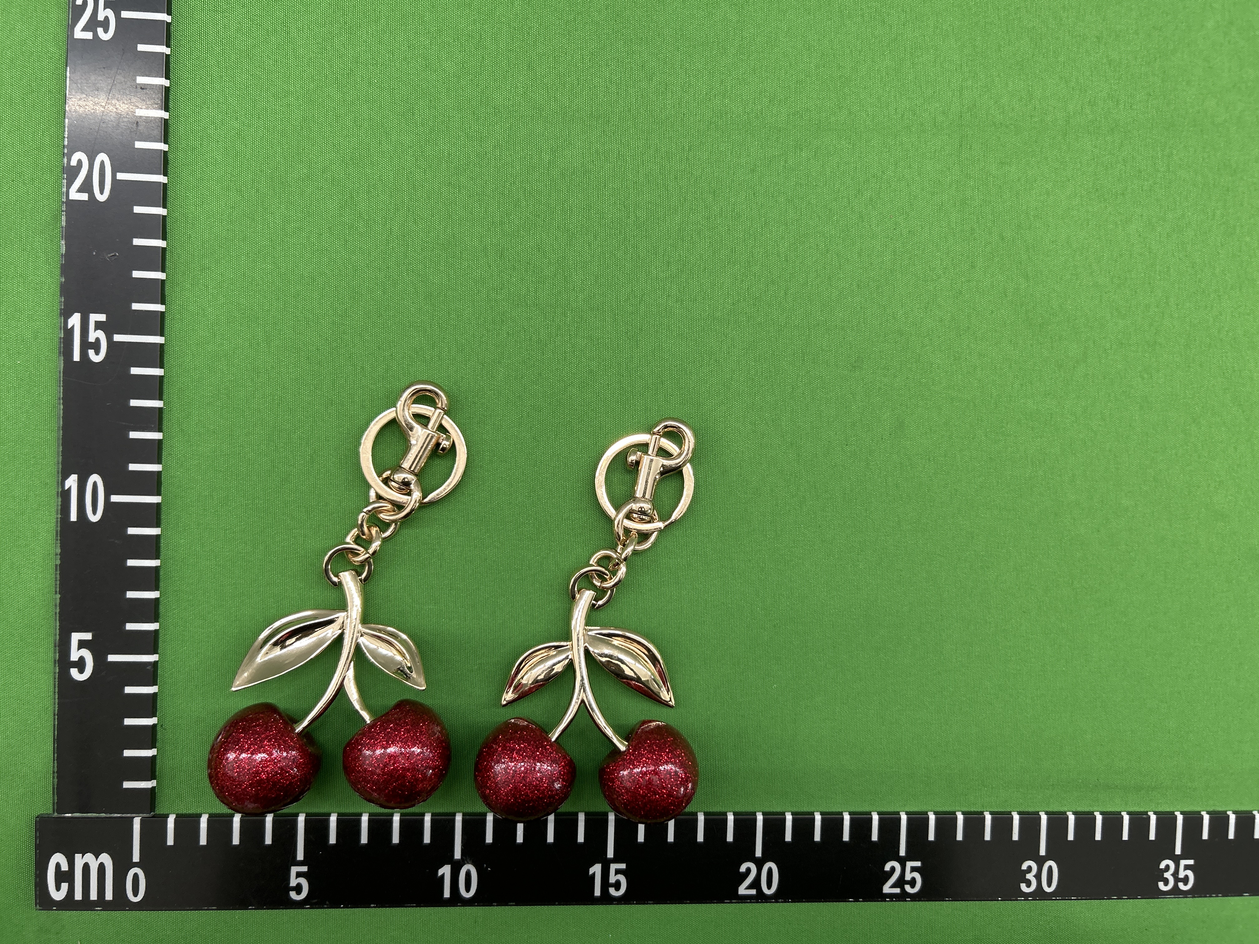 Foto QC 2 de Coach Cherry Key Holder And Bag Charm Pink