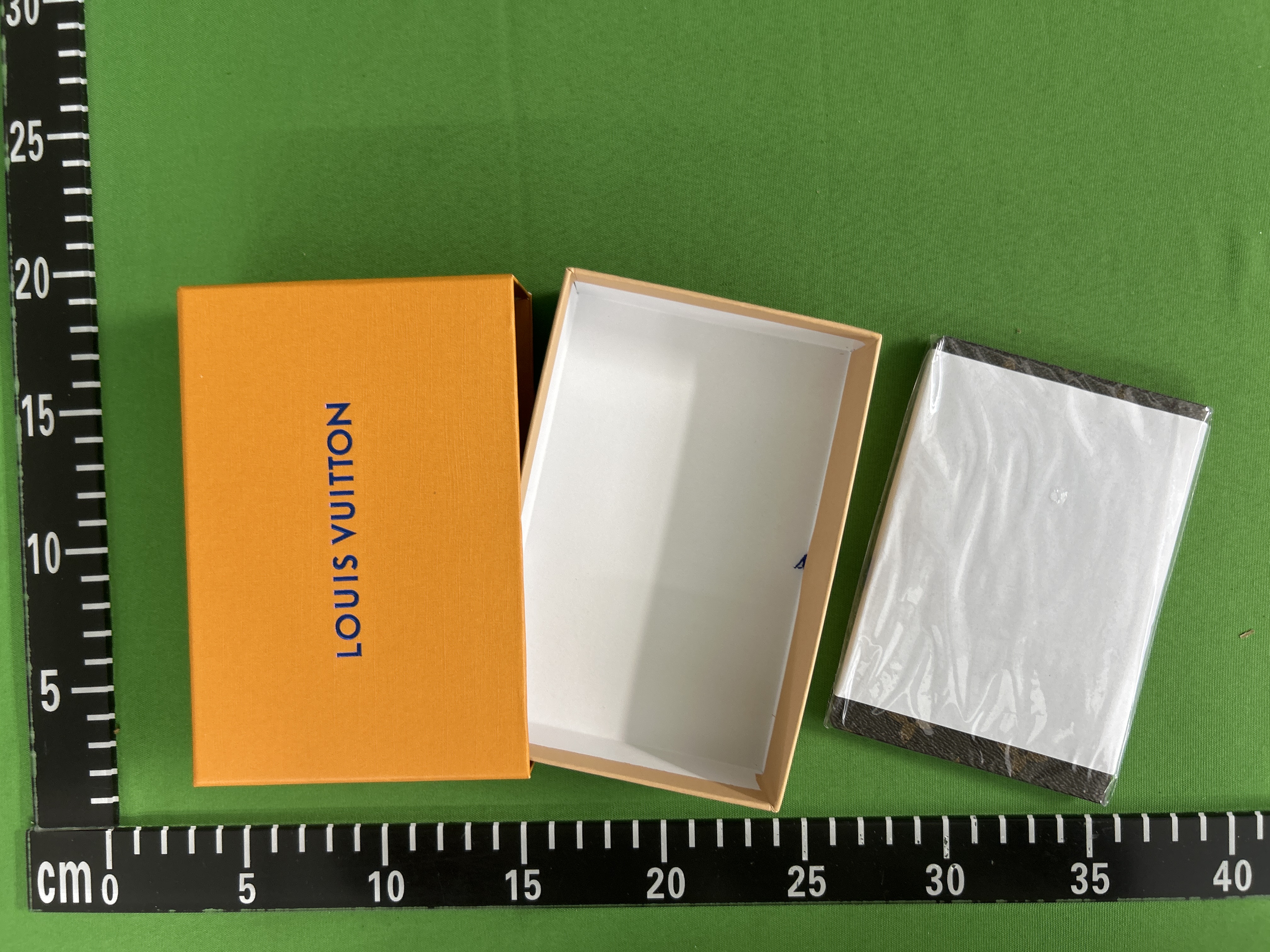 Foto QC 8 de Louis Vuitton Passport Cover Damier Azur White