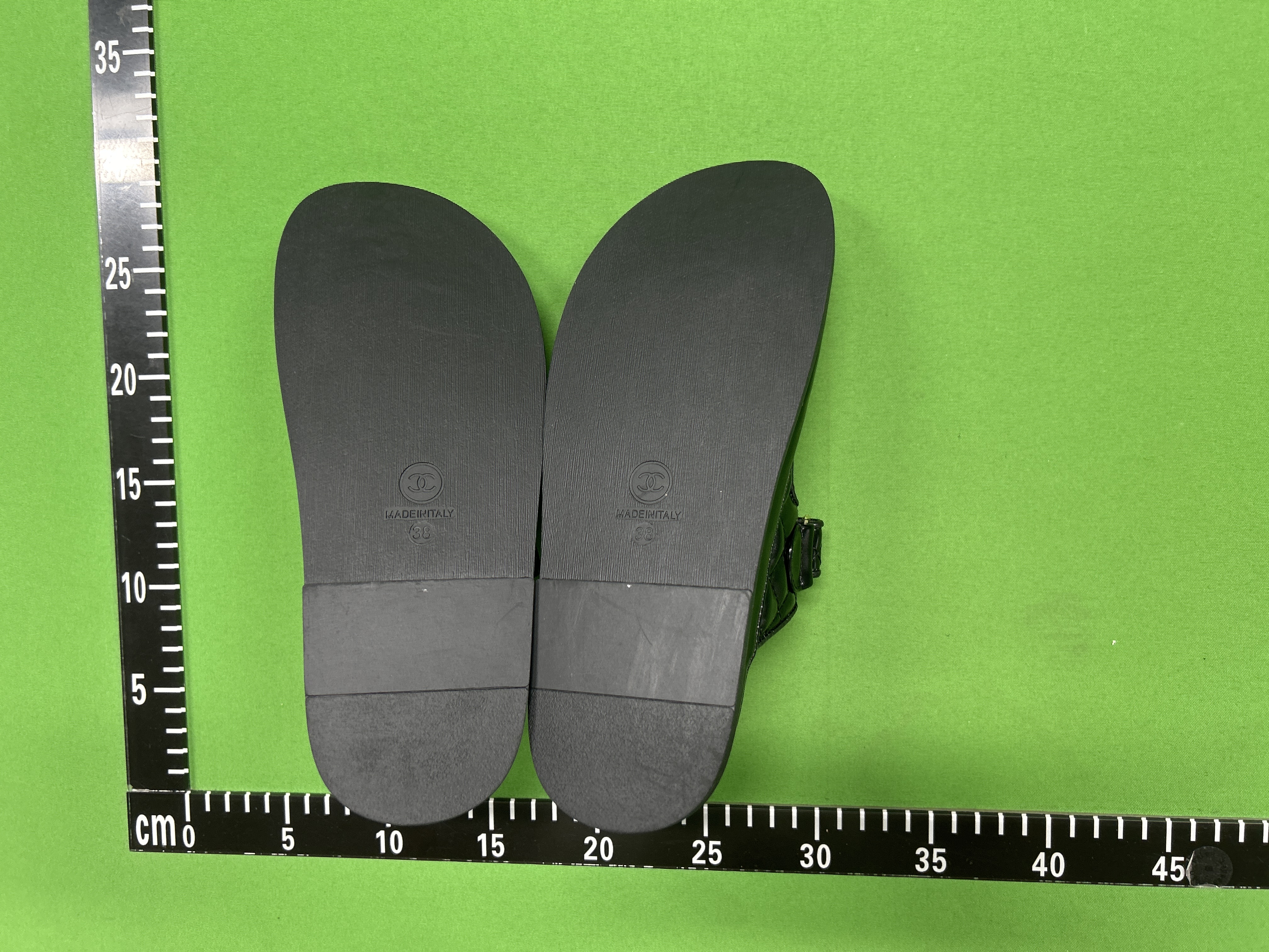 Foto QC 5 de Chanel Quilted Sandals Platform Lambskin White Crystal CC Logo