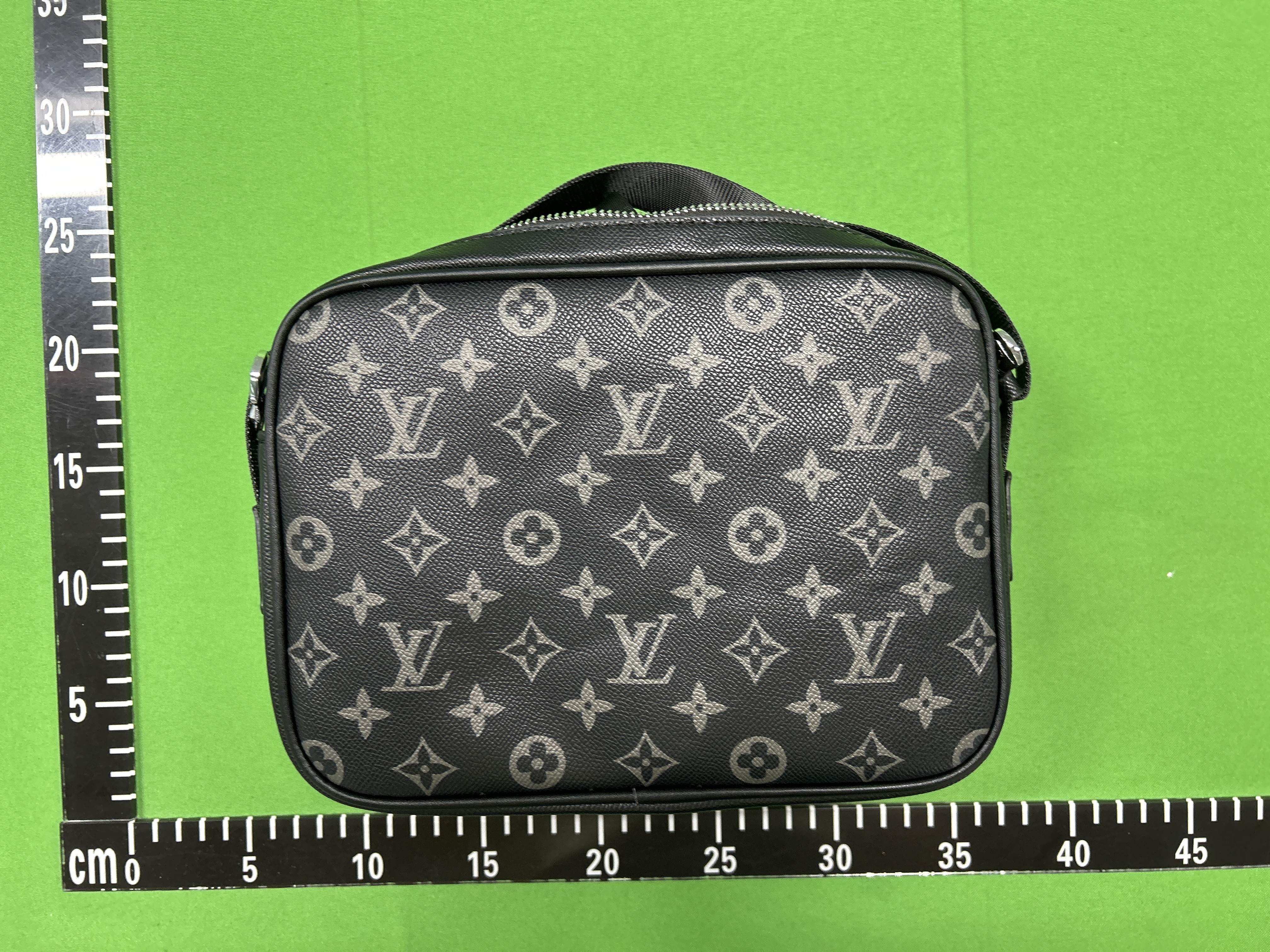 Foto QC 5 de Louis Vuitton Outdoor Messenger PM Pacific Blue Monogram Taigarama