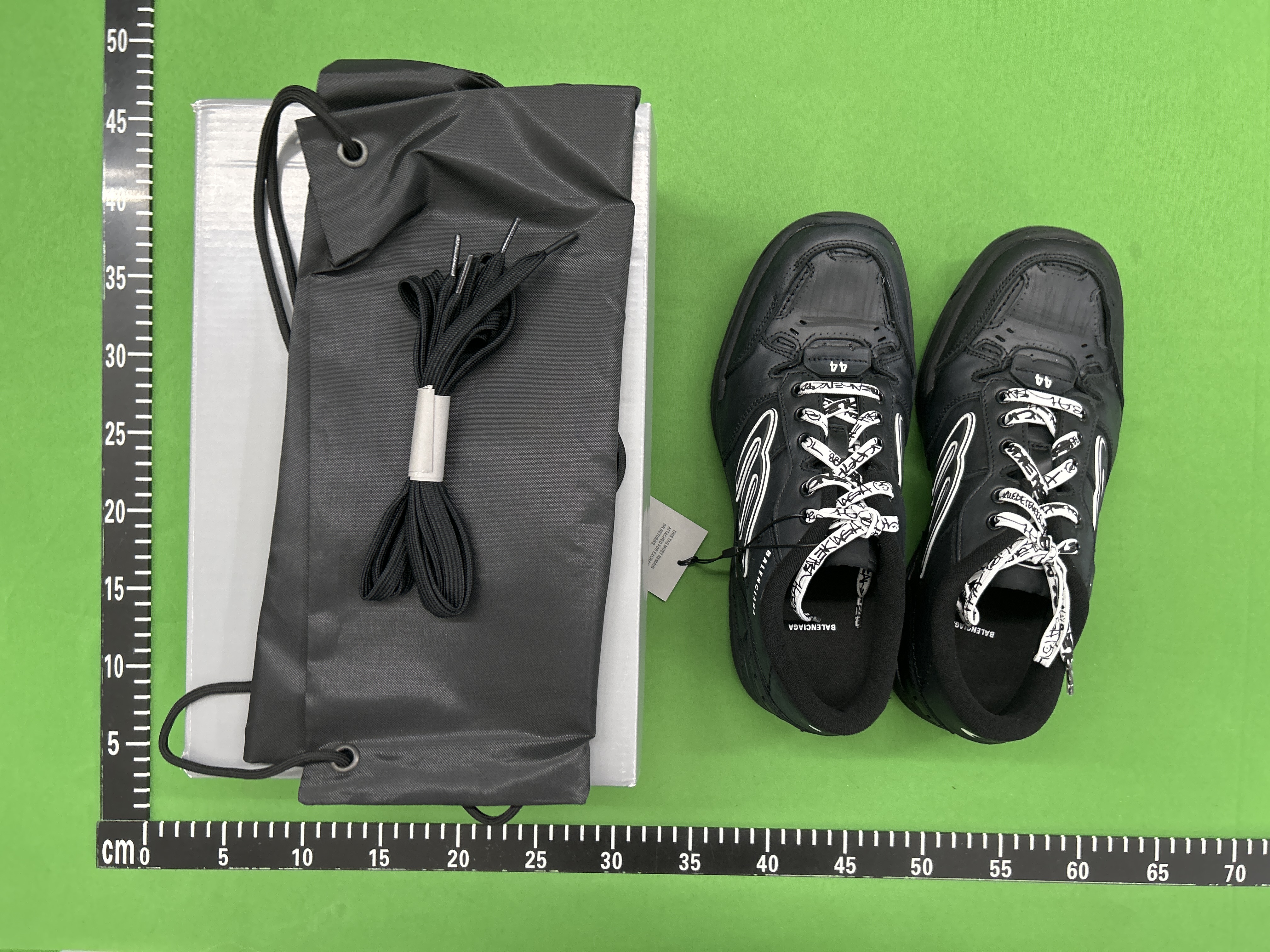 Foto QC 3 de Balenciaga Hamptons Worn Out Low Top Lace-Up Sneakers White