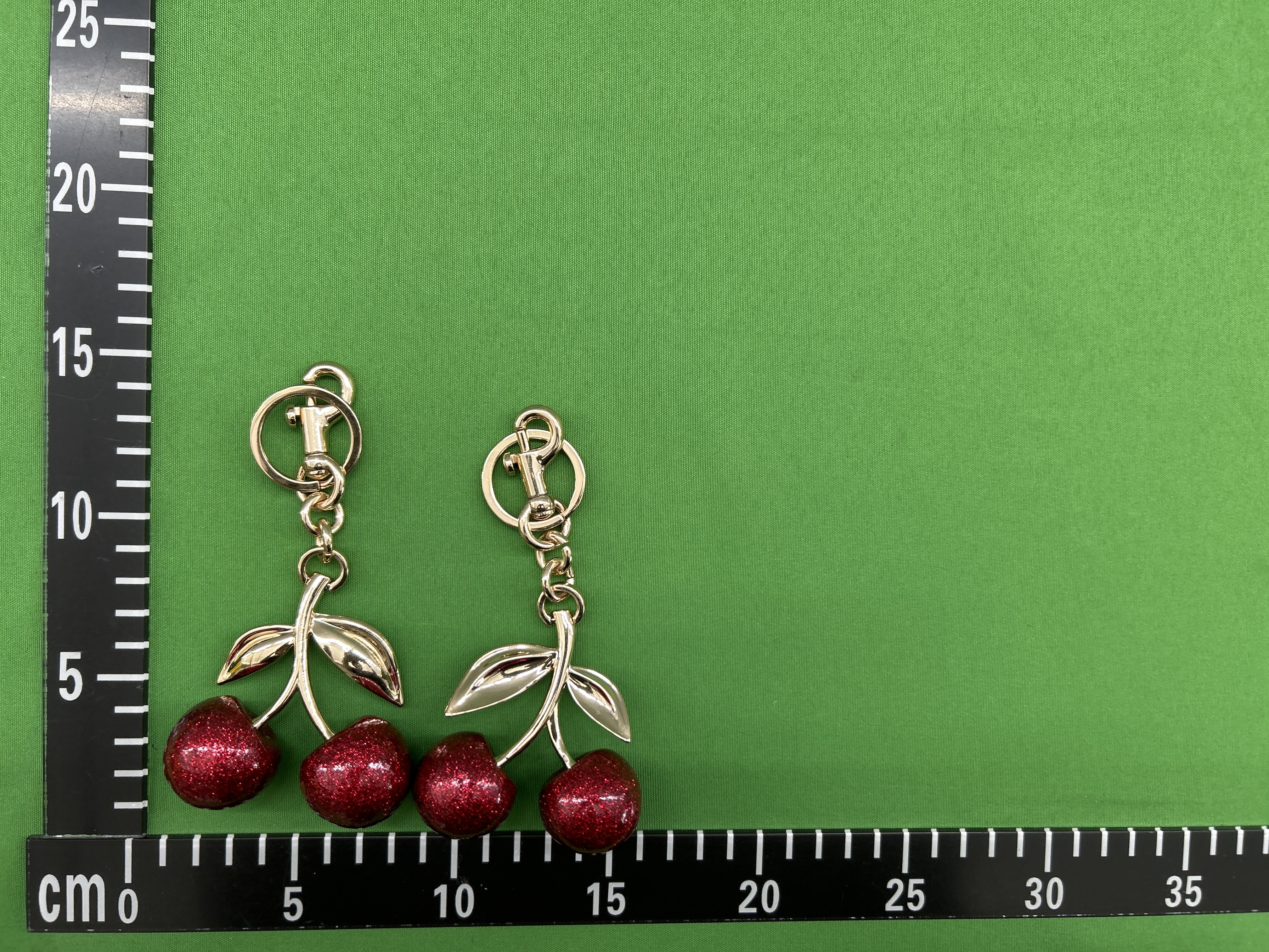Foto QC 1 de Coach Cherry Key Holder And Bag Charm Pink