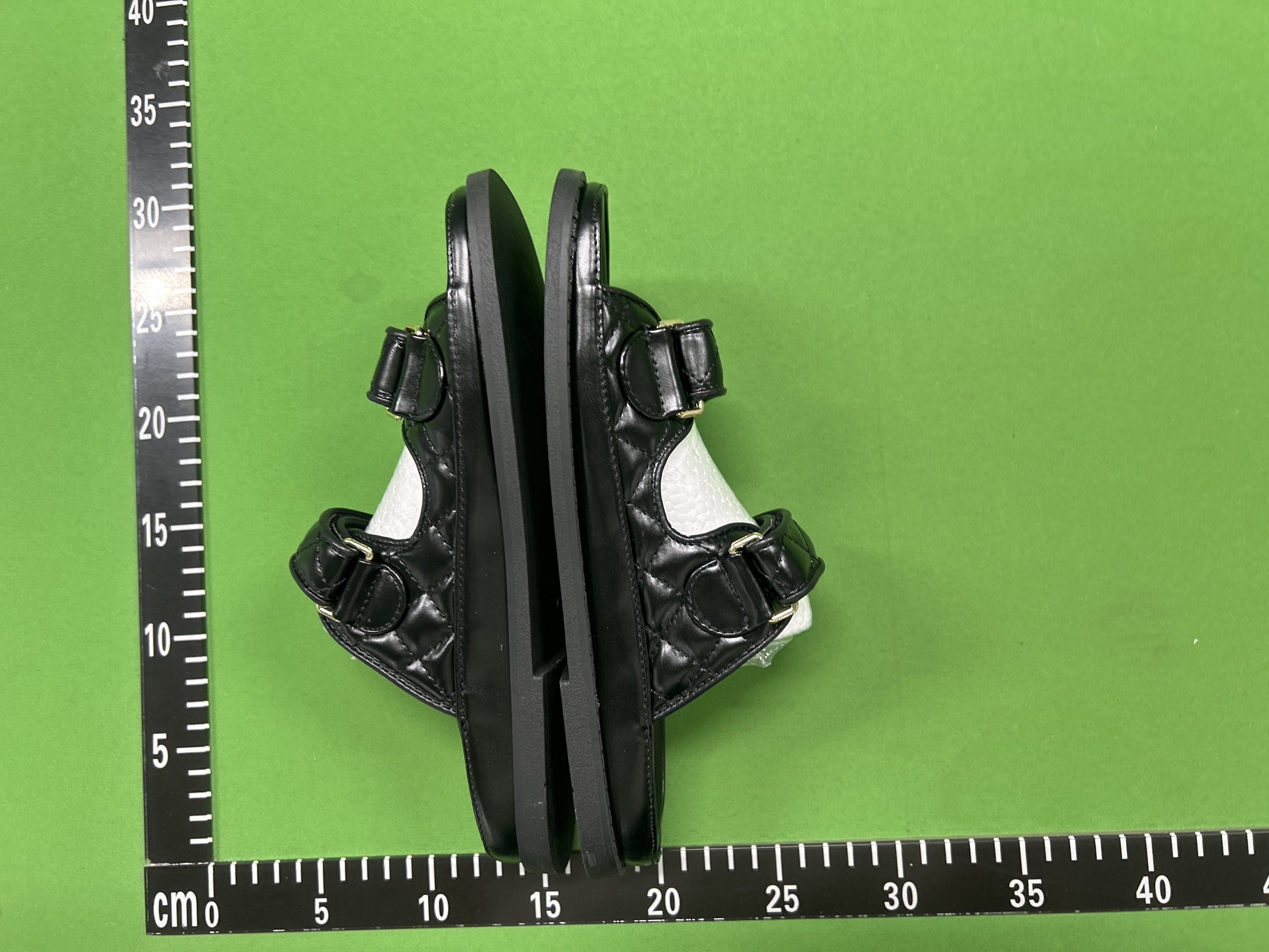Foto QC 3 de Chanel Quilted Sandals Platform Lambskin White Crystal CC Logo