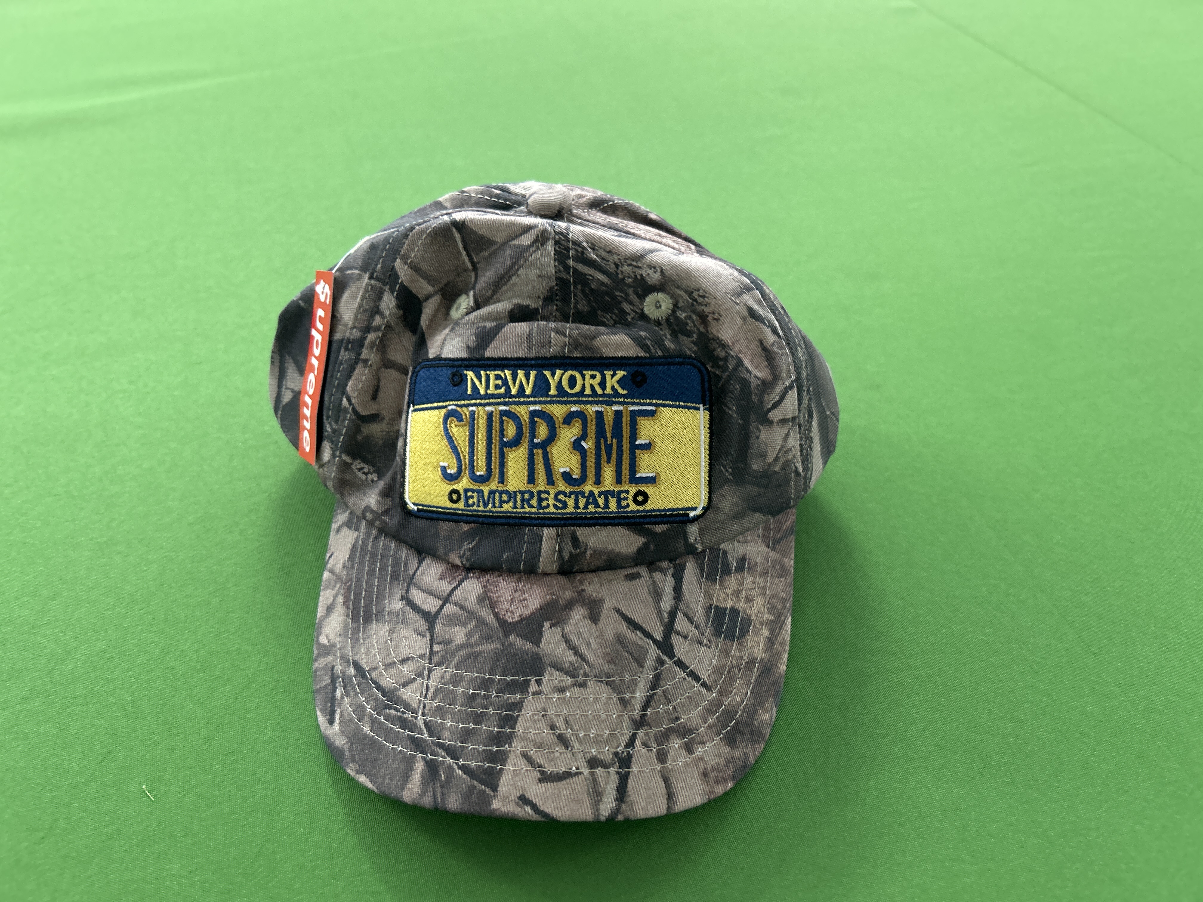 Foto QC 2 de Supreme License Plate 6-Panel Cap Woodland Camo