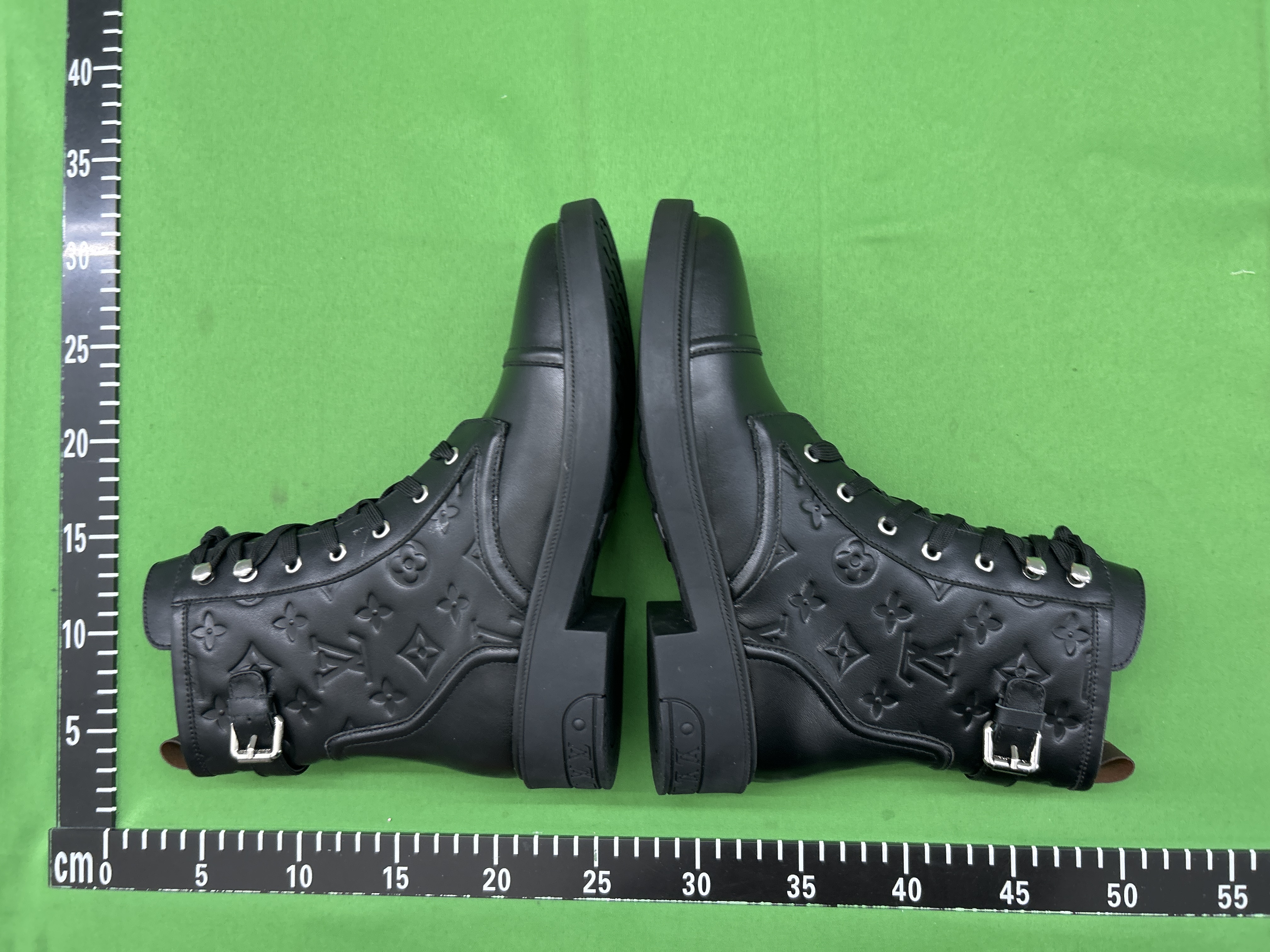 Foto QC 6 de Louis Vuitton Ranger Boot Leather Lace-Up White Contrast Stitching Black