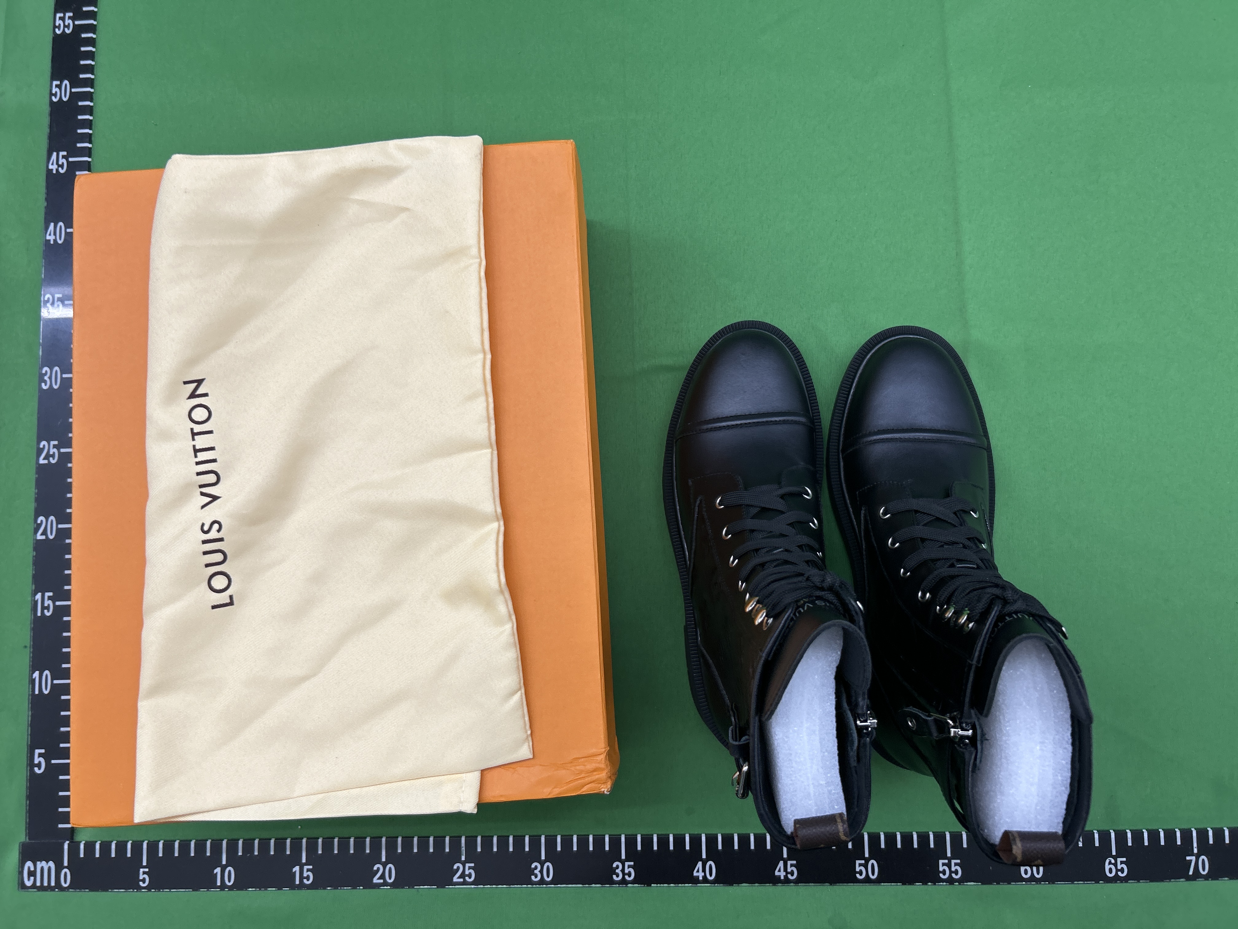 Foto QC 2 de Louis Vuitton Ranger Boot Leather Lace-Up White Contrast Stitching Black