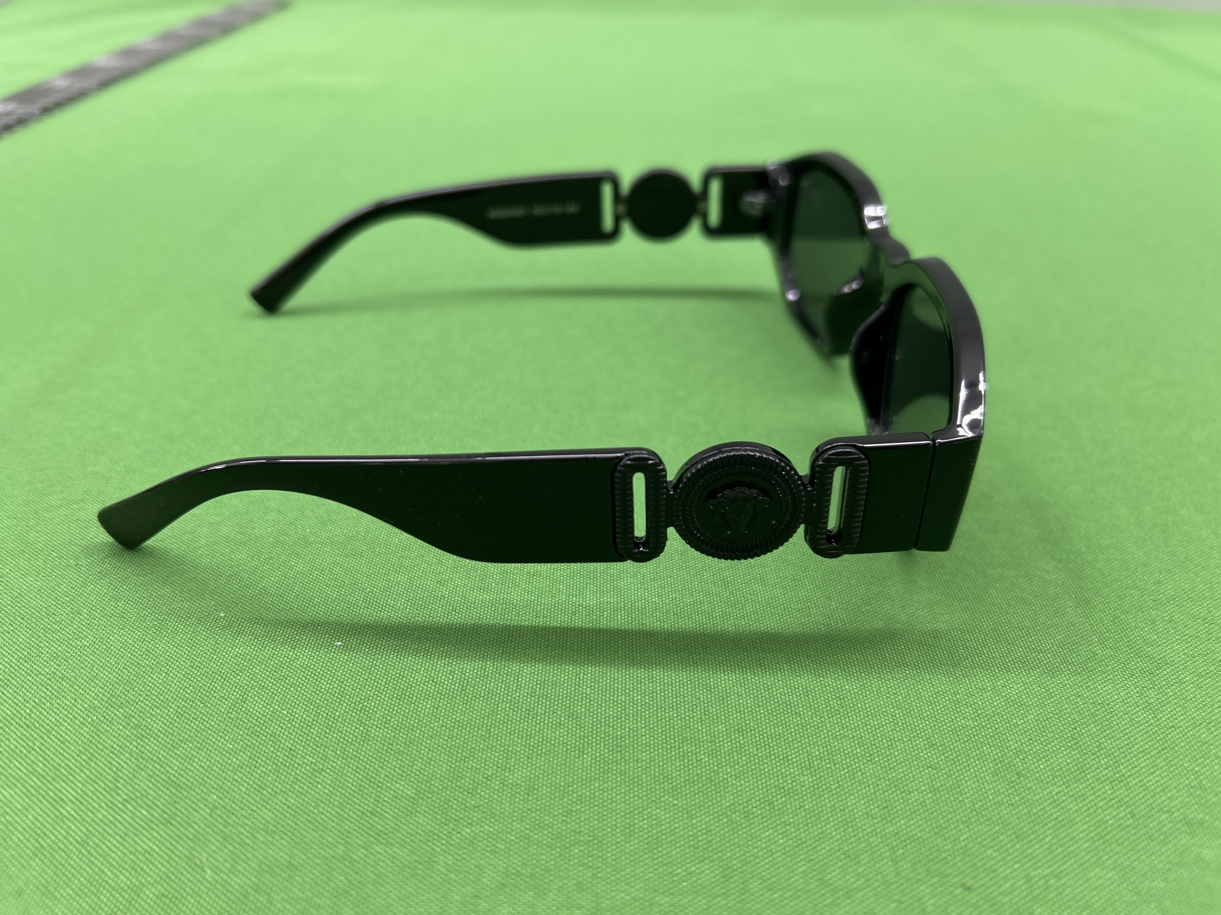 Foto QC 2 de Versace Medusa Biggie Acetate Sunglasses Black Grey (VE4361)