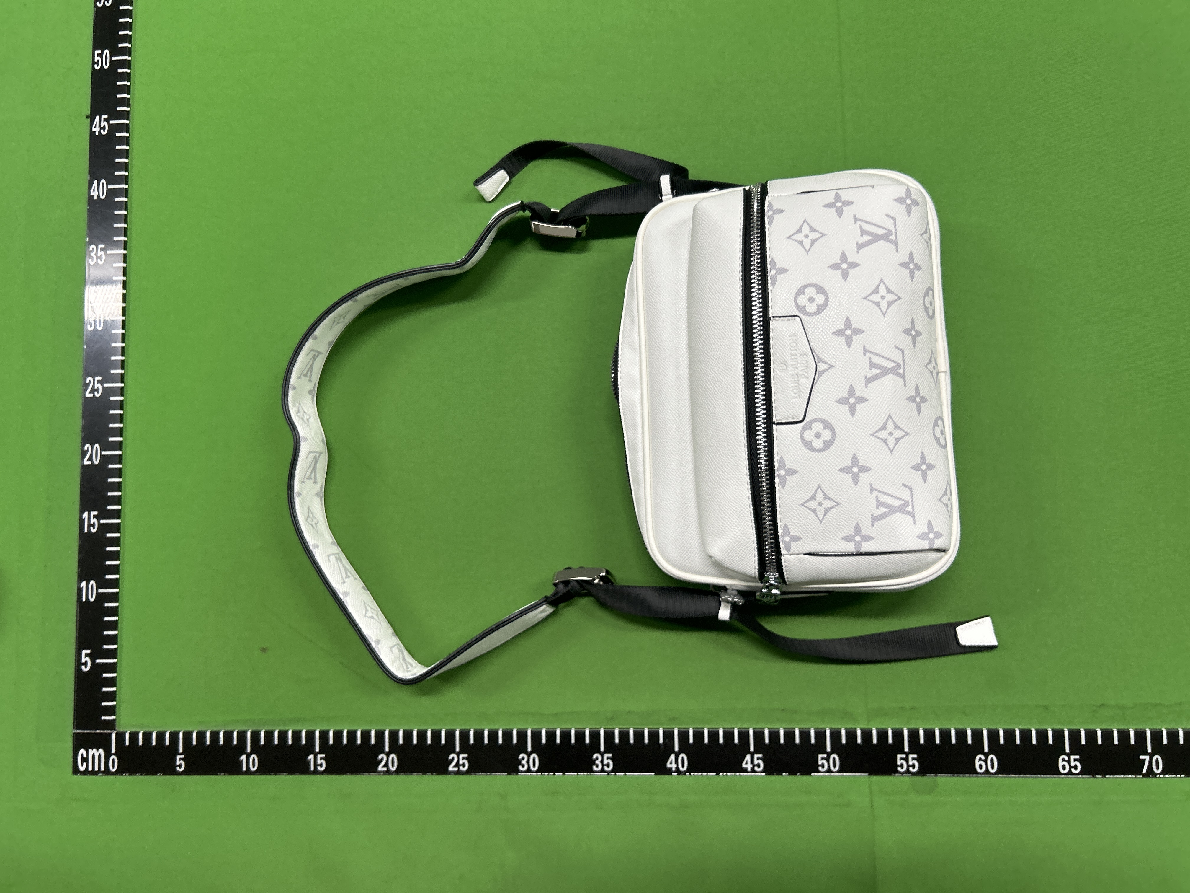 Foto QC 6 de Louis Vuitton Outdoor Messenger PM Pacific Blue Monogram Taigarama