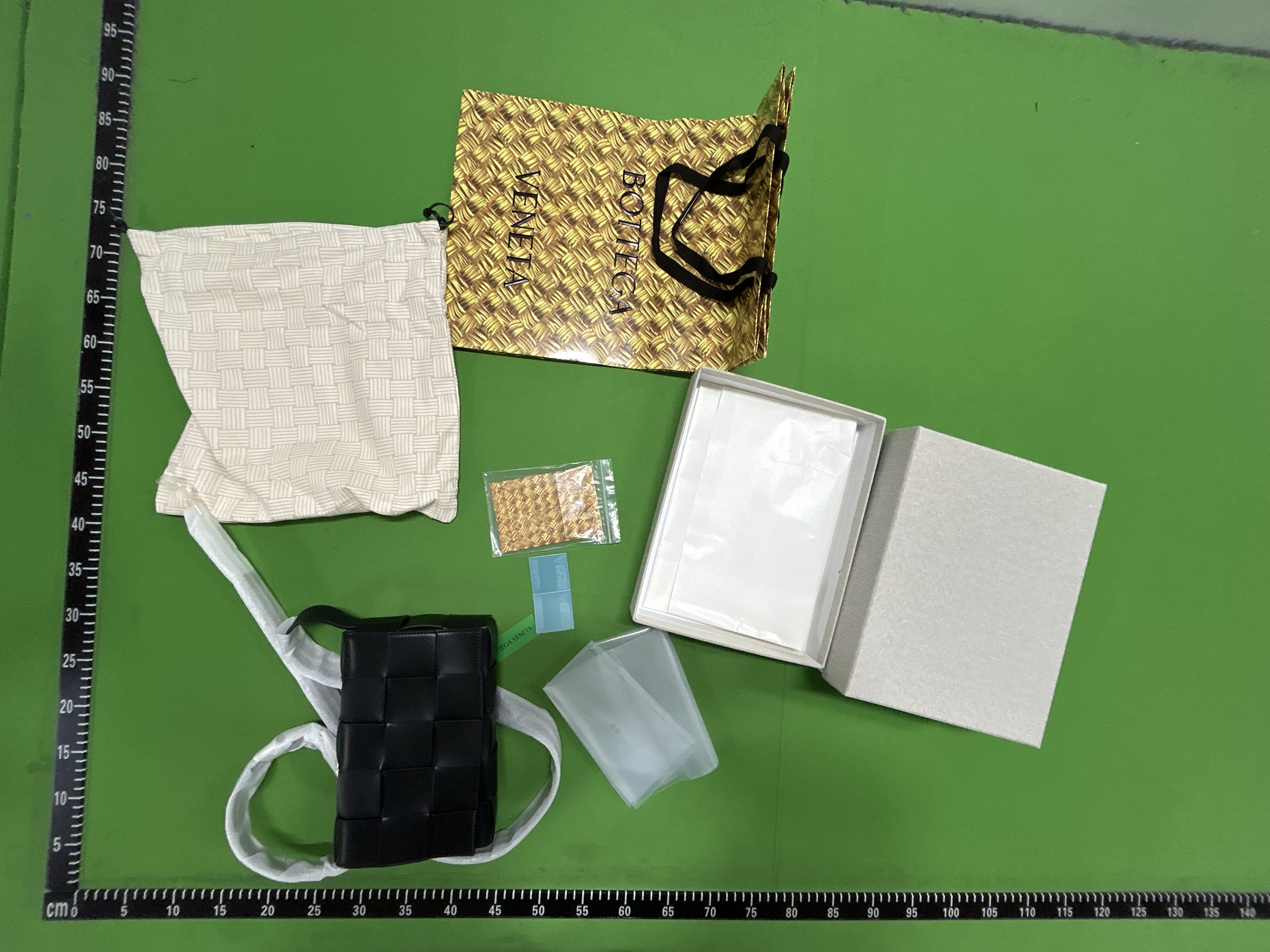 Foto QC 6 de Bottega Veneta Cassette Medium Black Parakeet Leather