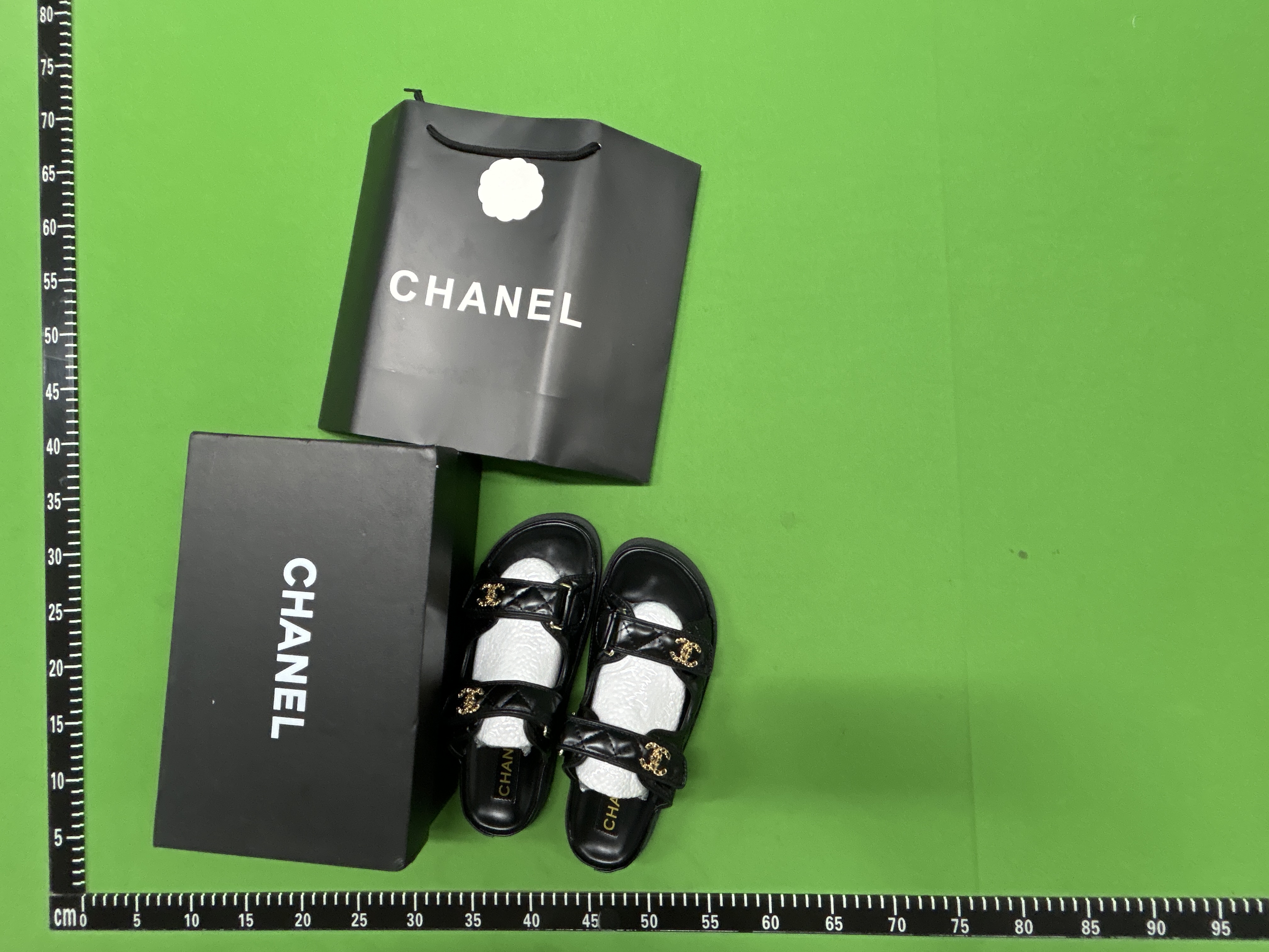 Foto QC 2 de Chanel Quilted Sandals Platform Lambskin White Crystal CC Logo
