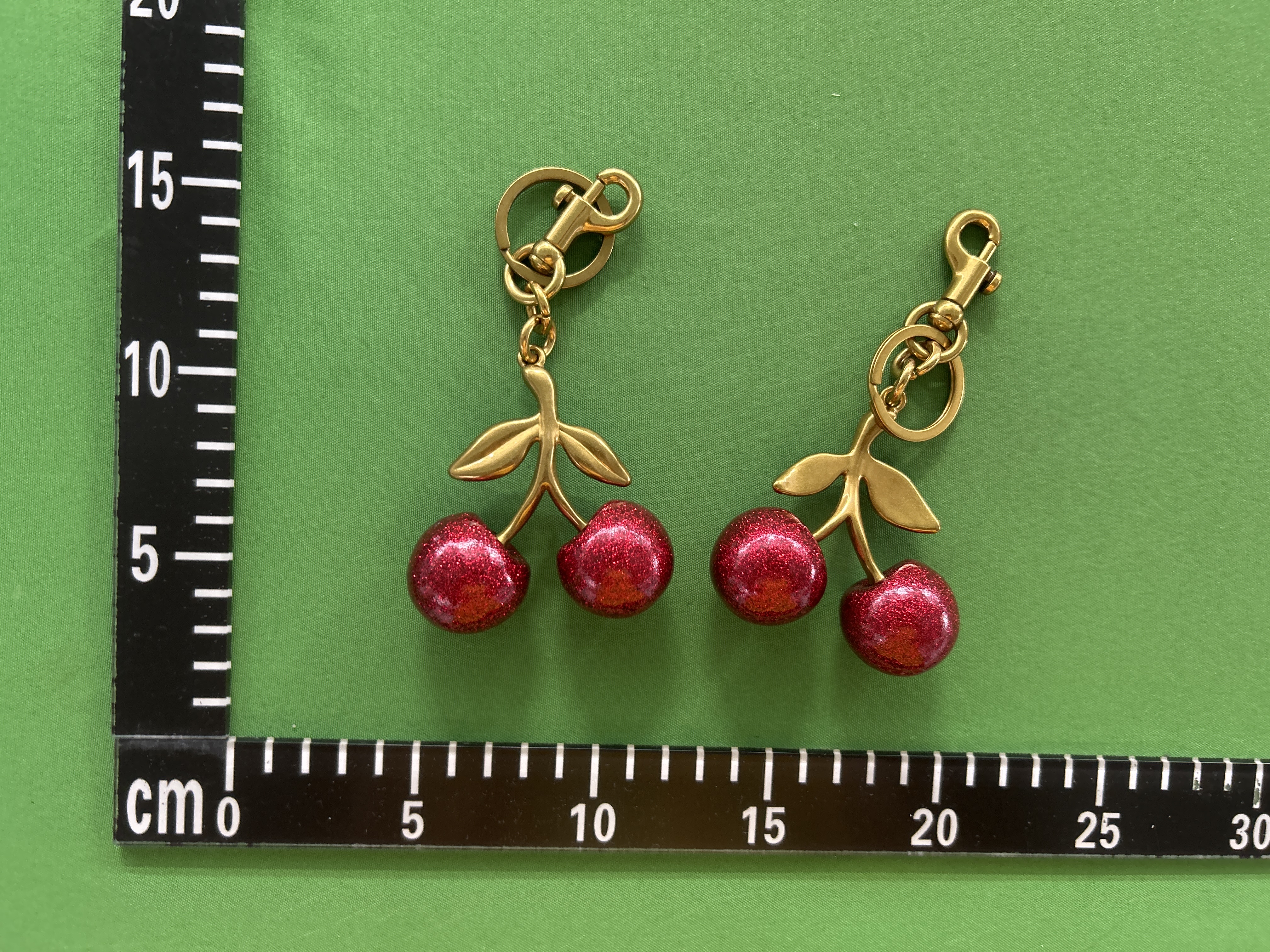 Foto QC 7 de Coach Cherry Key Holder And Bag Charm Pink