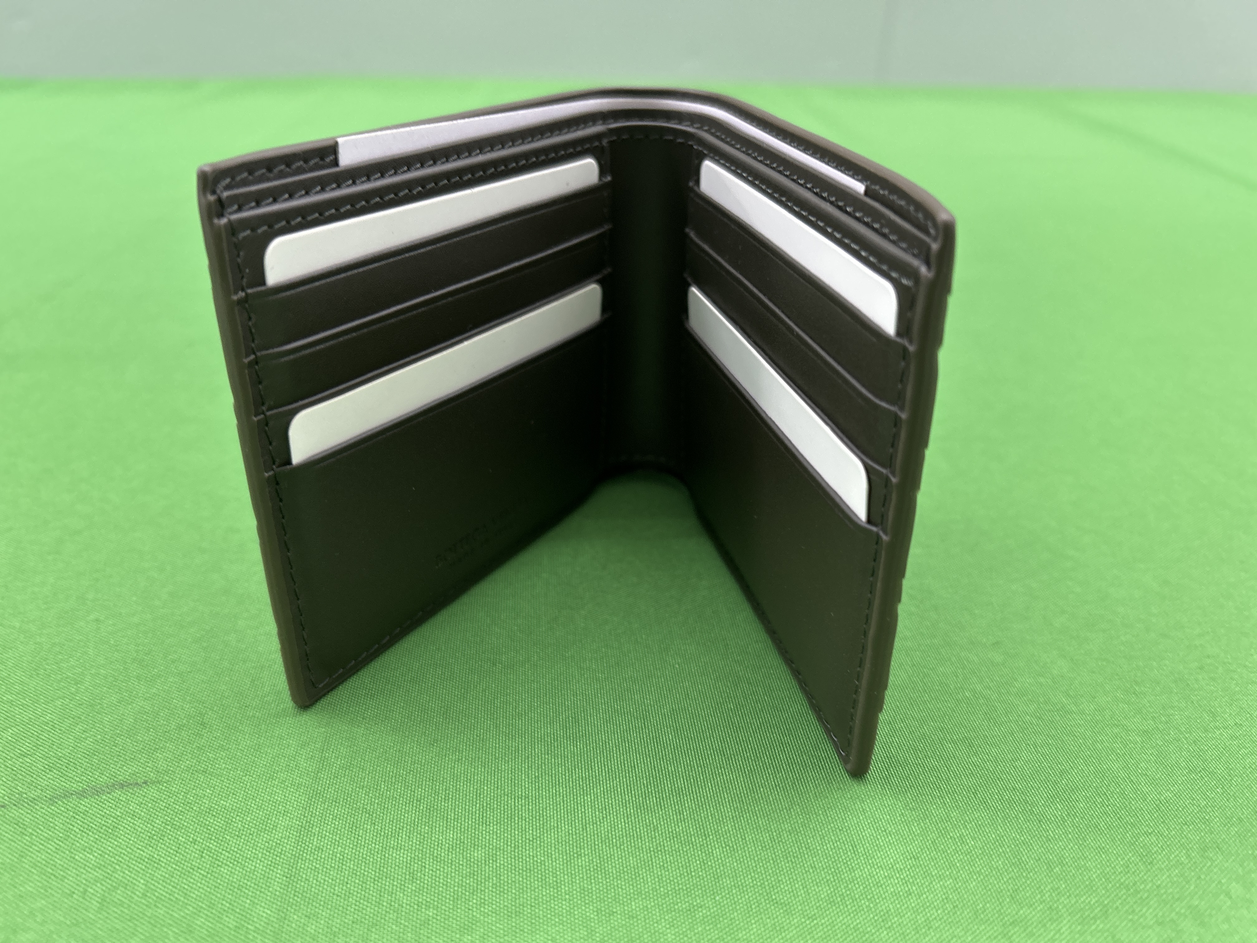 Foto QC 5 de Bottega Veneta Intrecciato Bi-fold Wallet Leather Dark Green Travertine