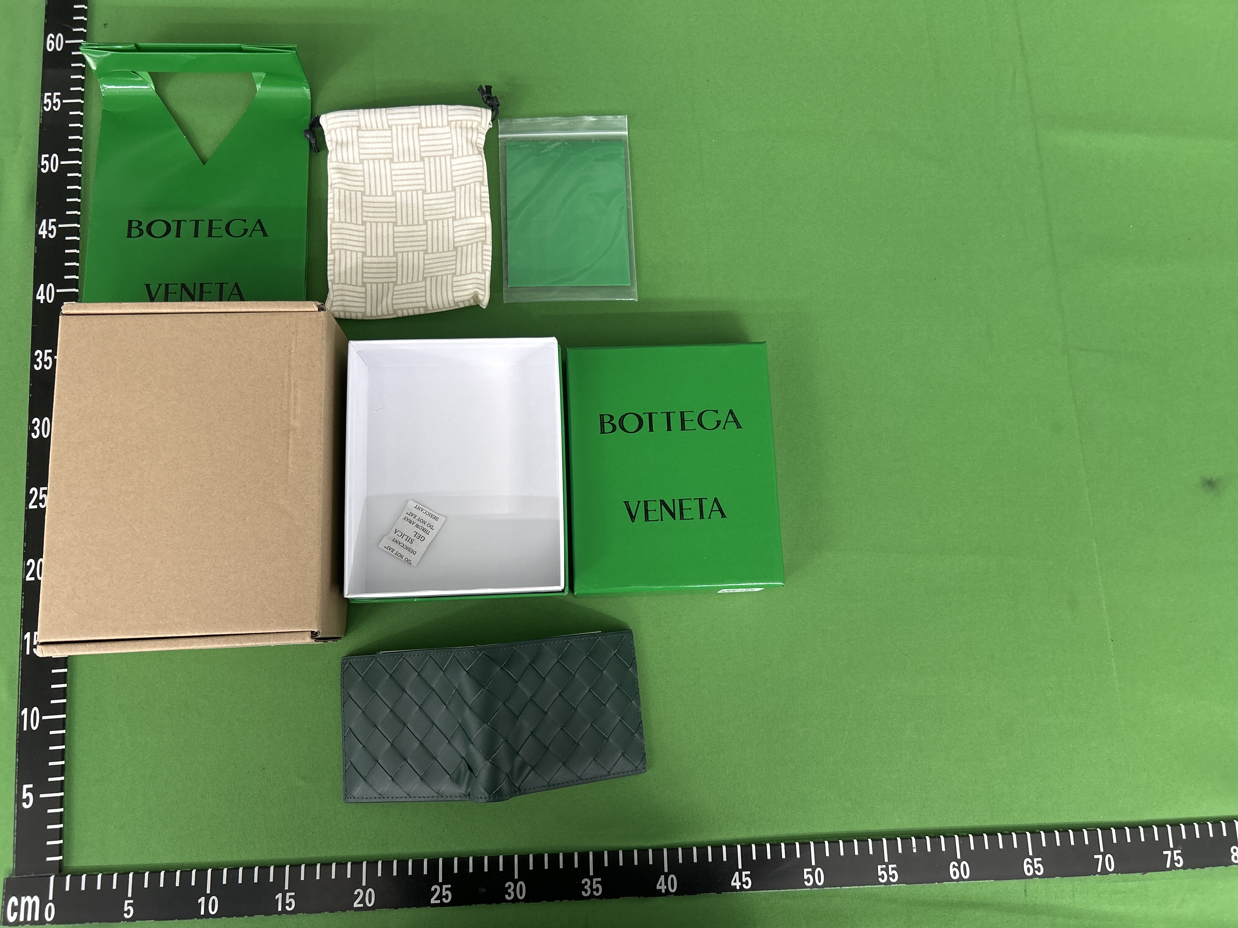 Foto QC 2 de Bottega Veneta Intrecciato Bi-fold Wallet Leather Dark Green Travertine
