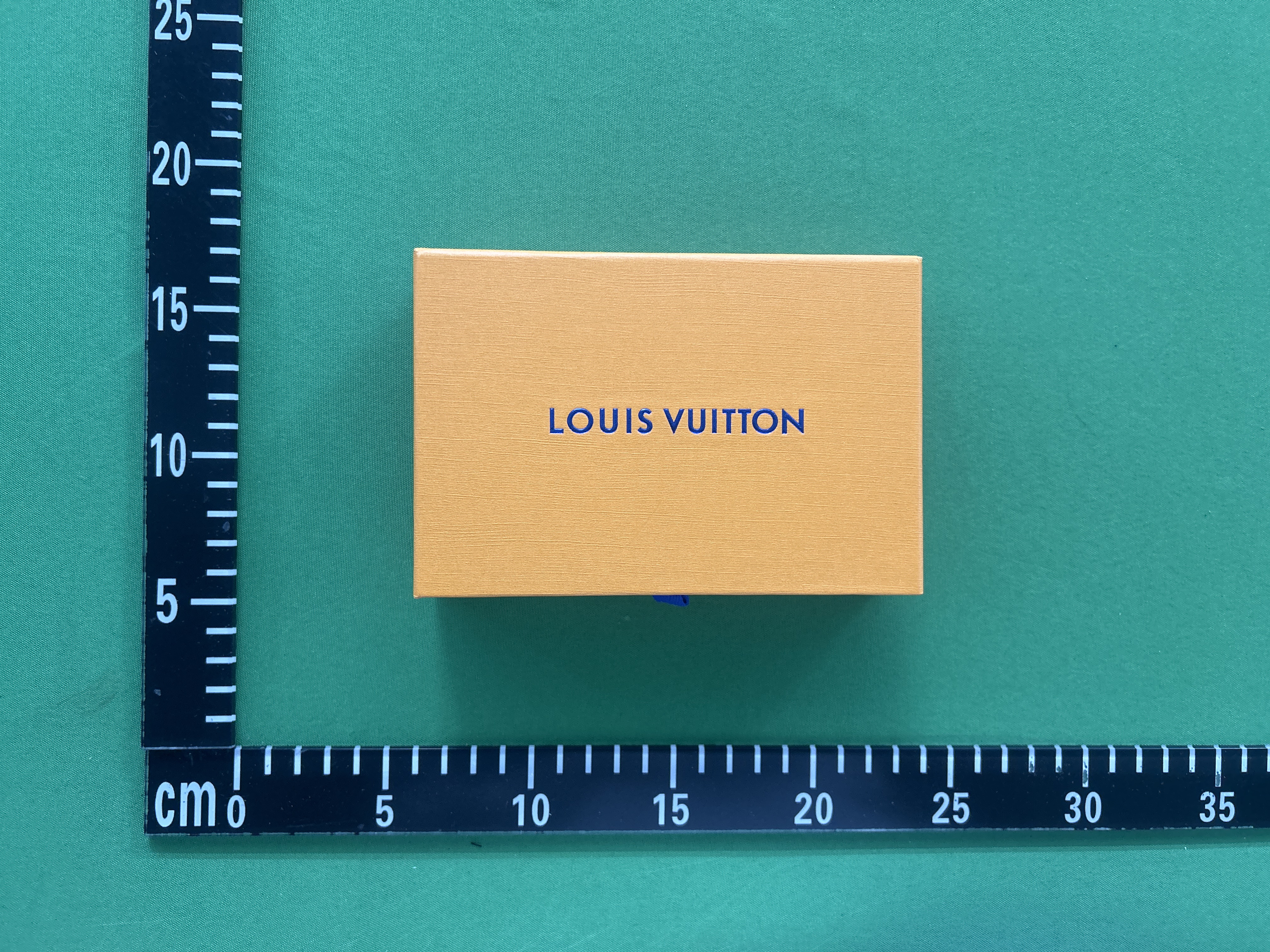 Foto QC 4 de Louis Vuitton Passport Cover Damier Azur White
