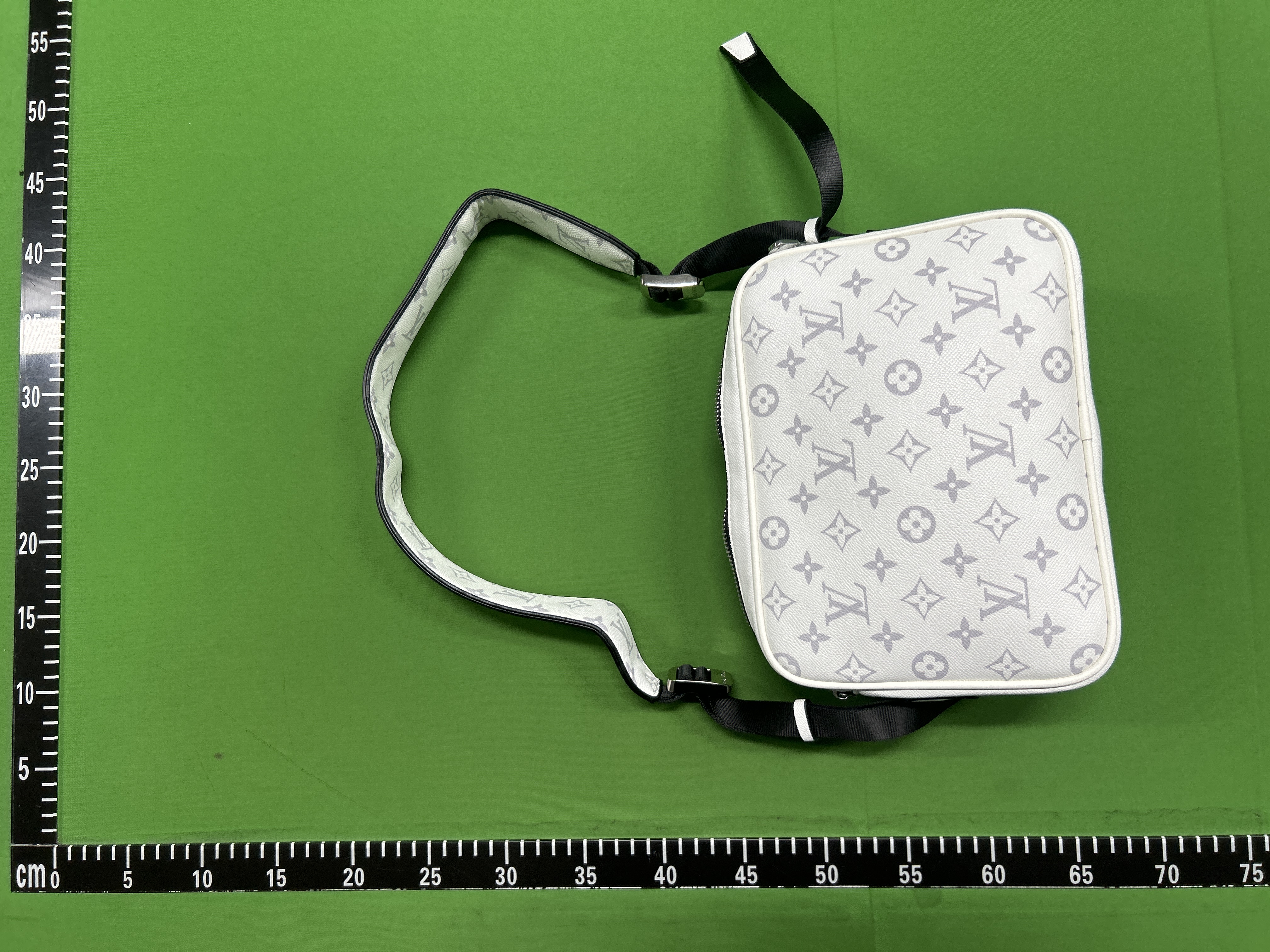 Foto QC 7 de Louis Vuitton Outdoor Messenger PM Pacific Blue Monogram Taigarama