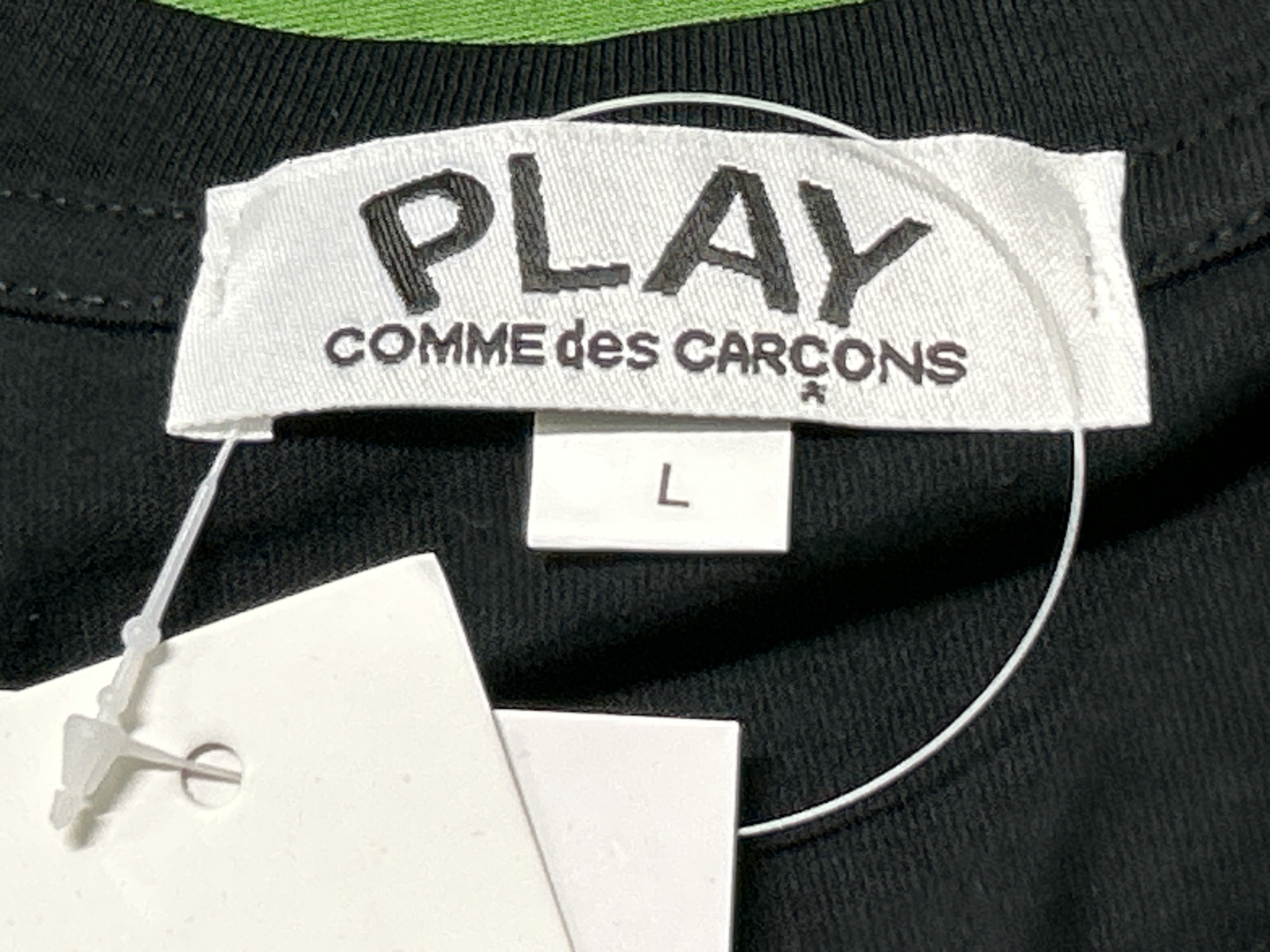 Foto QC 6 de Comme des Garçons PLAY T-shirt Small Black Heart and Large Black Hem Heart Grey