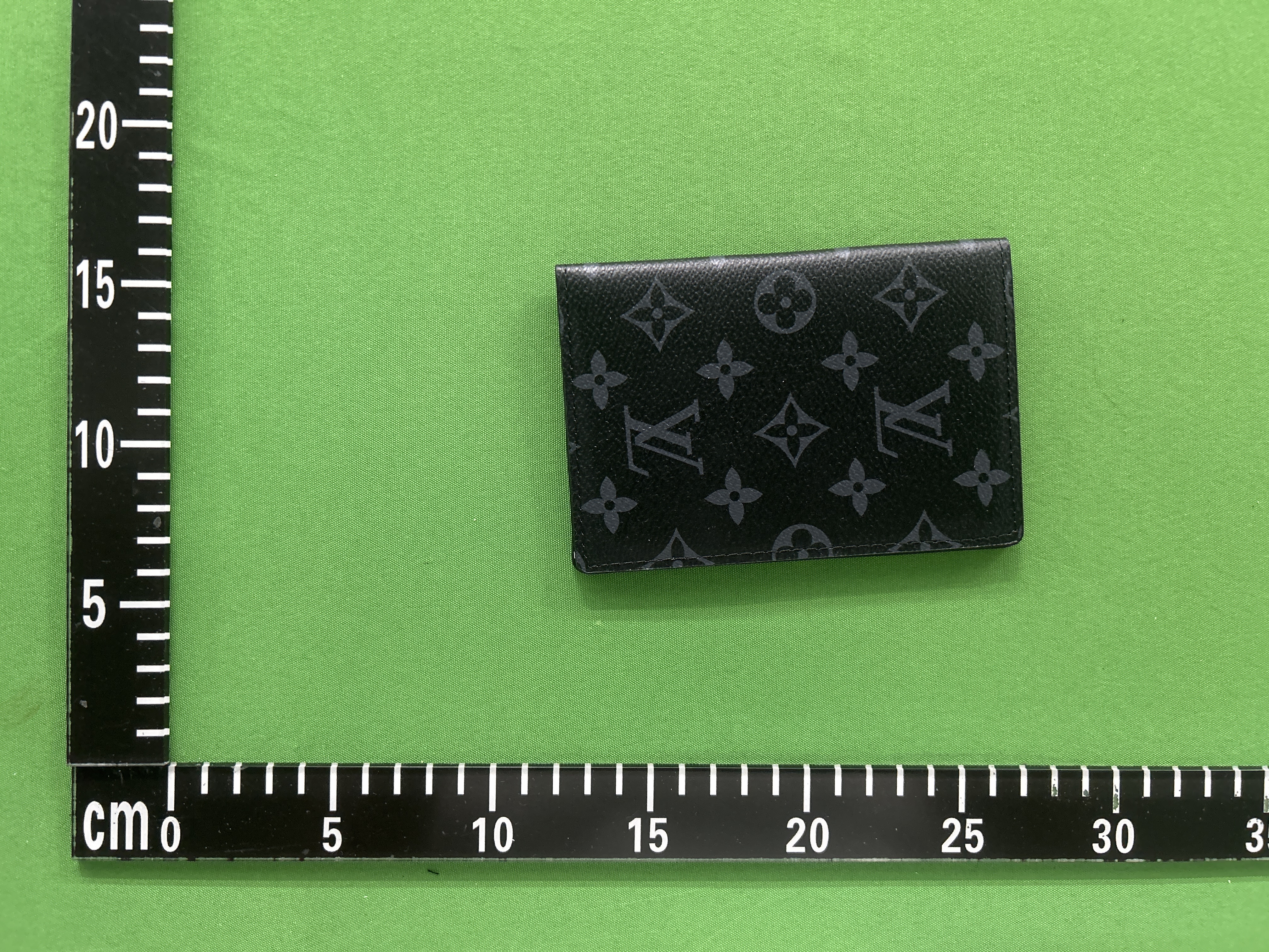 Foto QC 5 de Louis Vuitton Passport Cover Damier Azur White