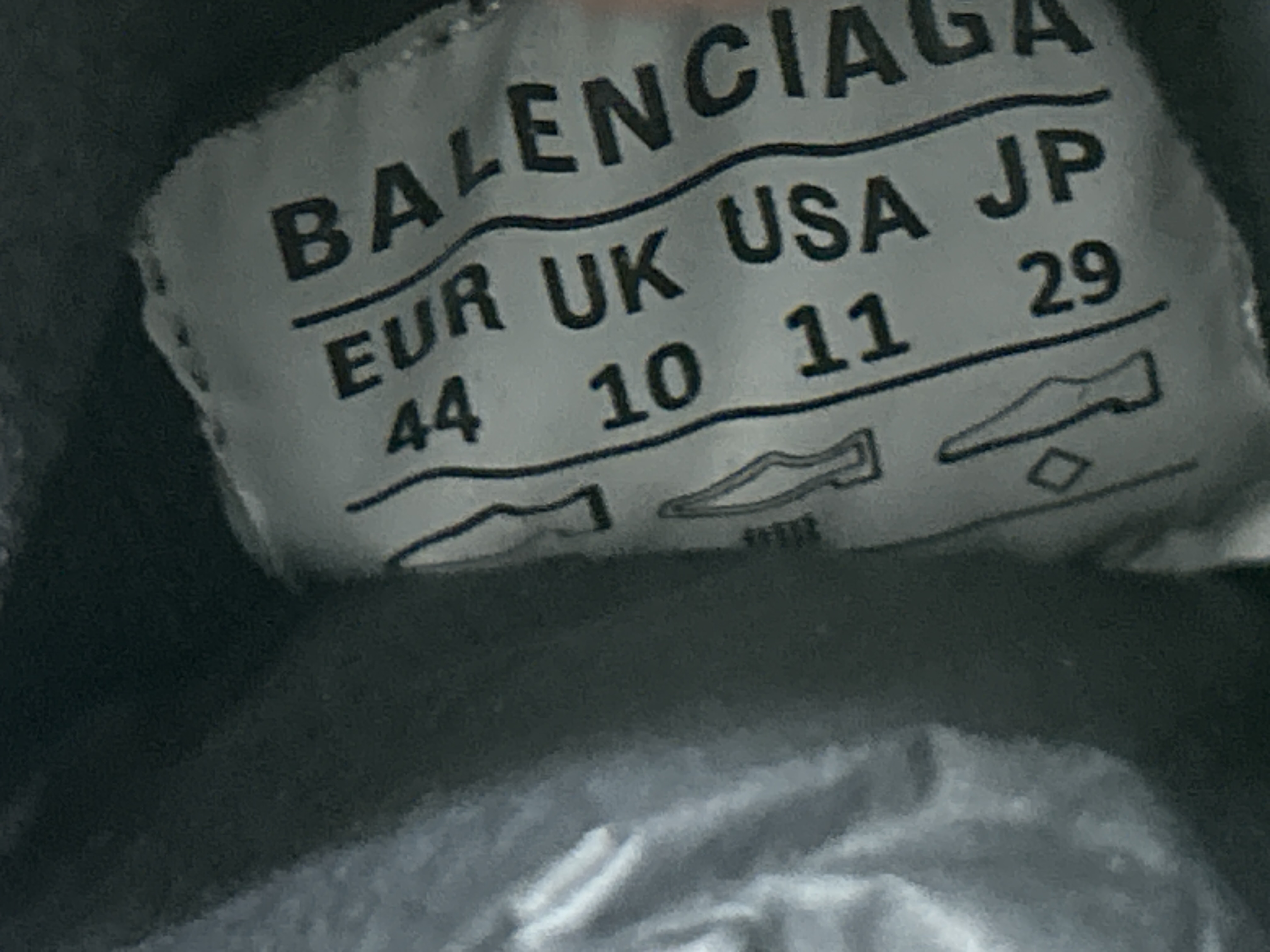 Foto QC 4 de Balenciaga Hamptons Worn Out Low Top Lace-Up Sneakers White