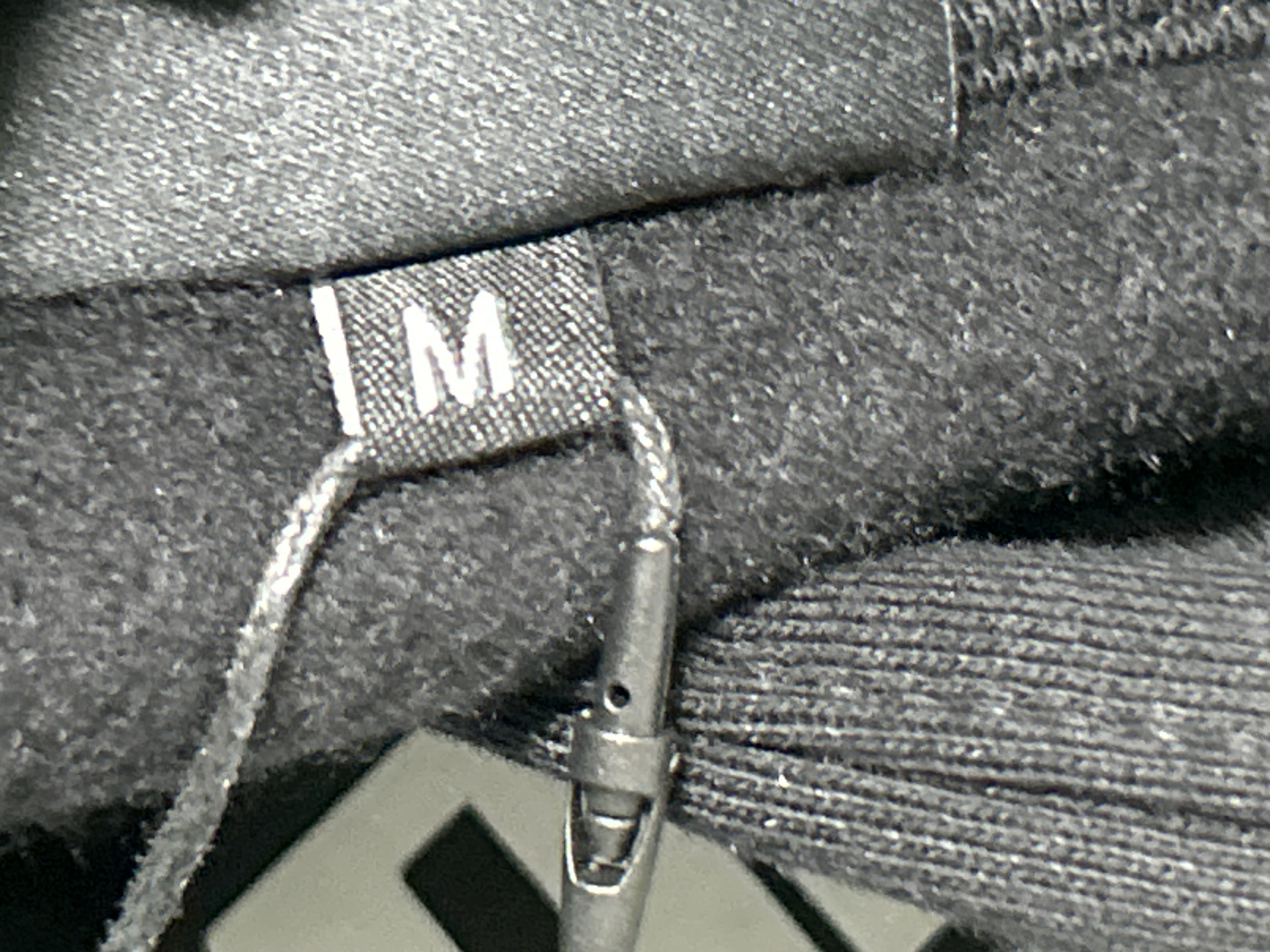 Foto QC 6 de CHINISM Basic Zip Sweater Hooded Black