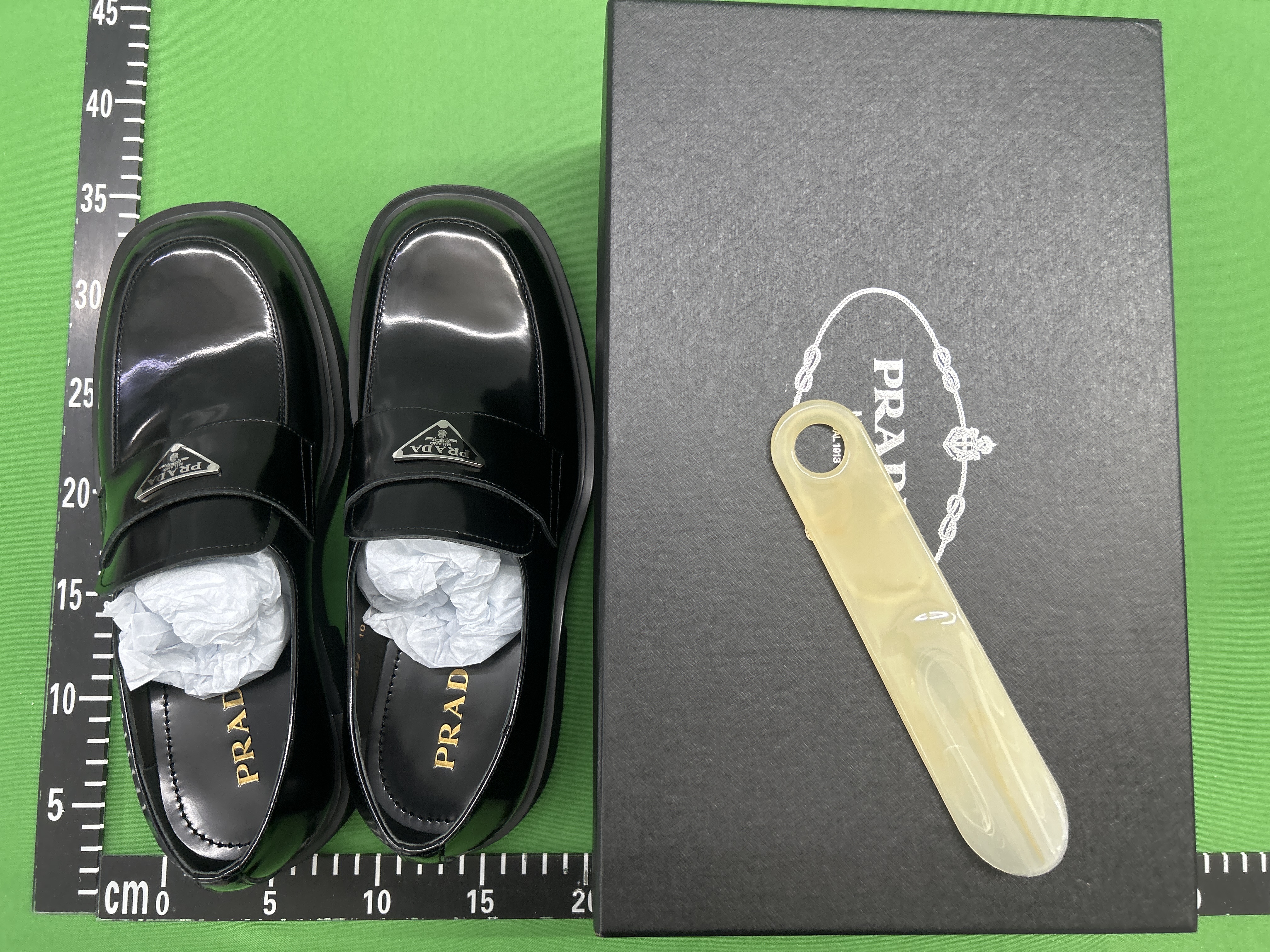 Foto QC 2 de Prada Chocolate Brushed Leather Loafers Triangle Logo Black