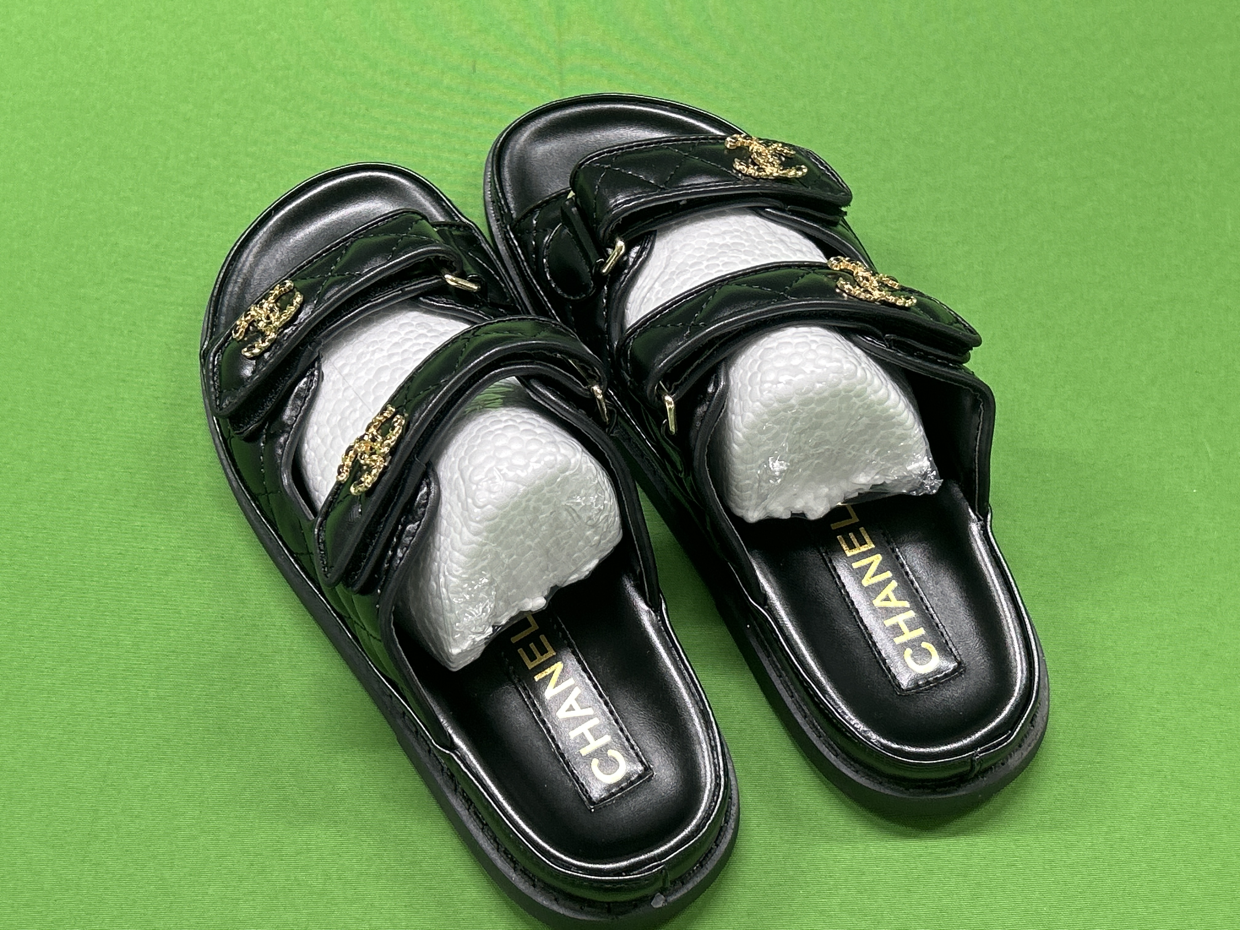 Foto QC 8 de Chanel Quilted Sandals Platform Lambskin White Crystal CC Logo
