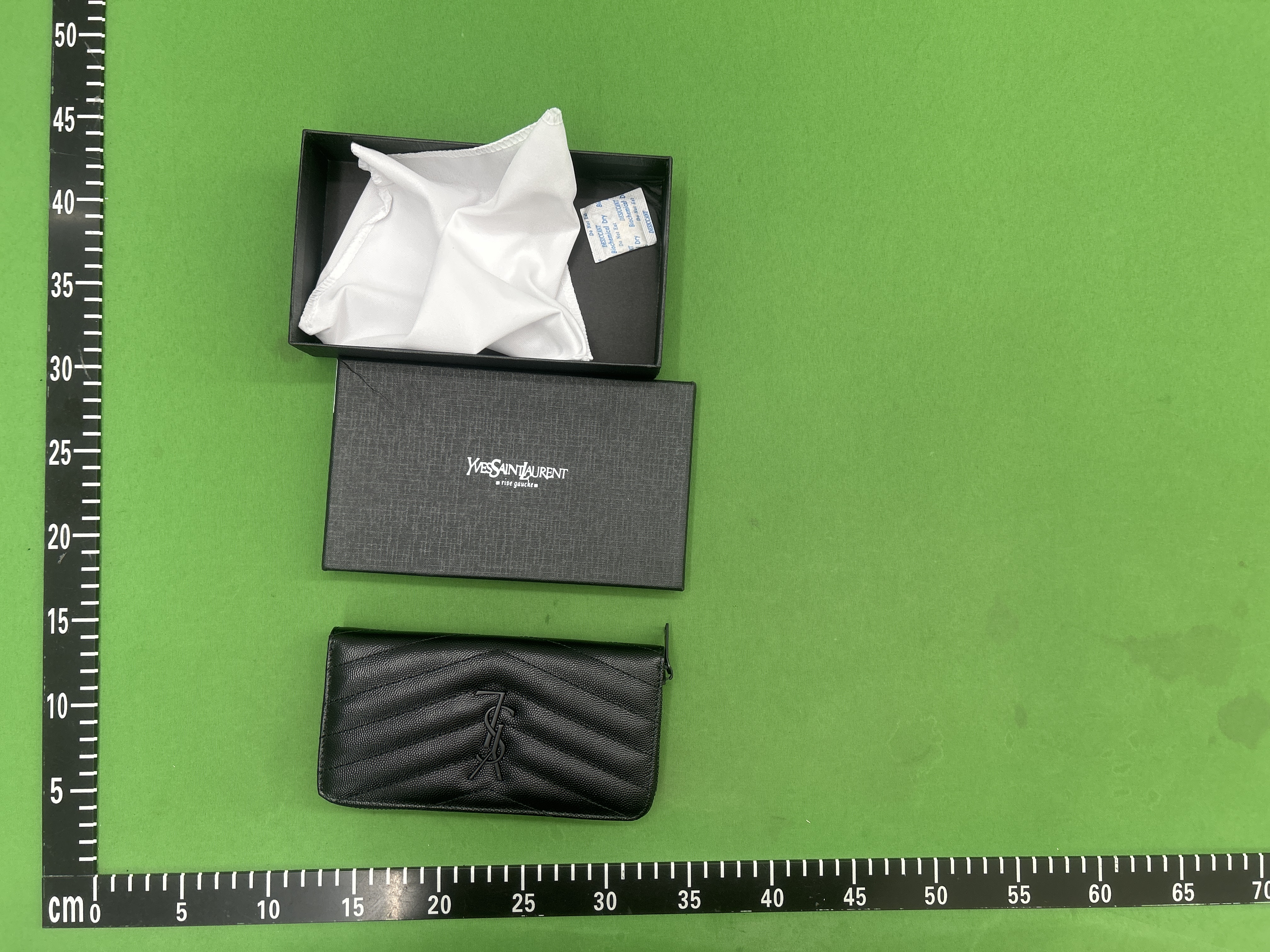 Foto QC 4 de Saint Laurent Monogram Zip Around Wallet Matelassé Grain de Poudre Leather Black