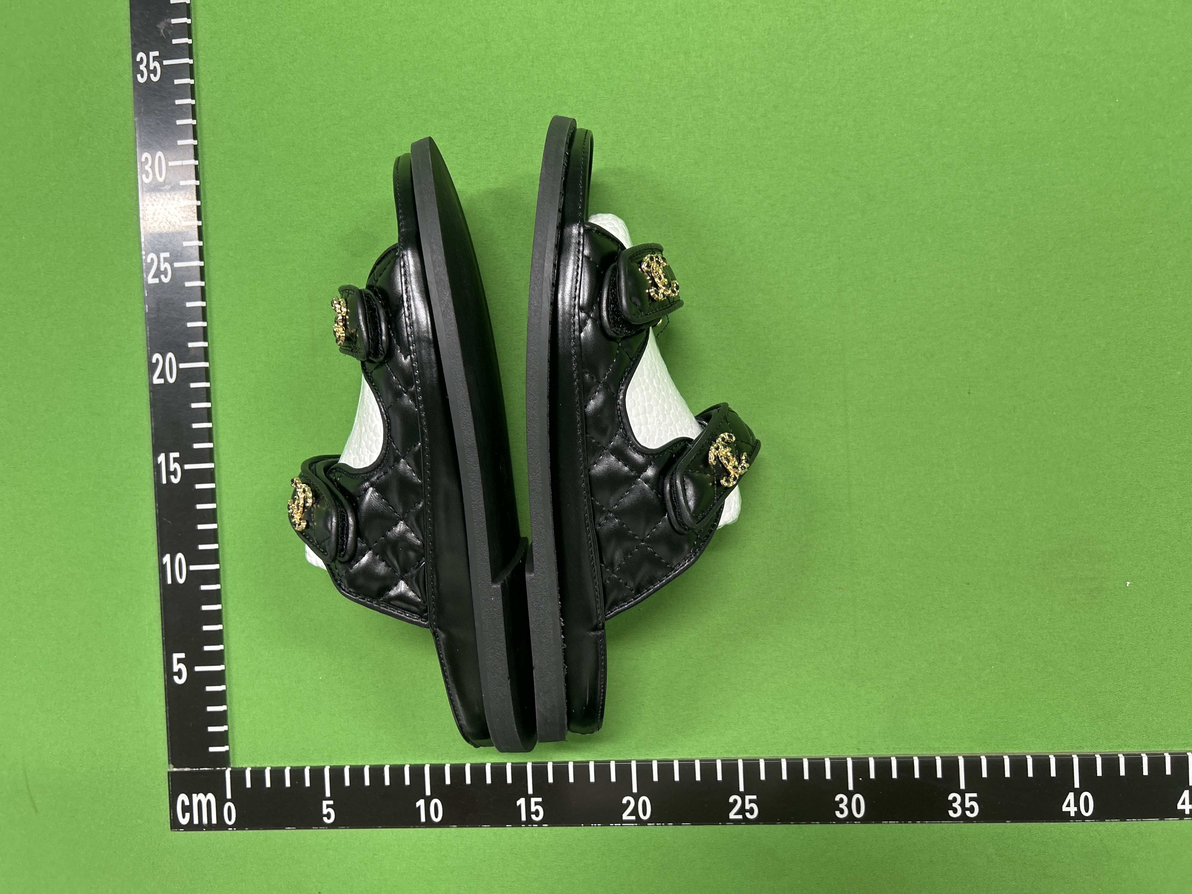 Foto QC 4 de Chanel Quilted Sandals Platform Lambskin White Crystal CC Logo