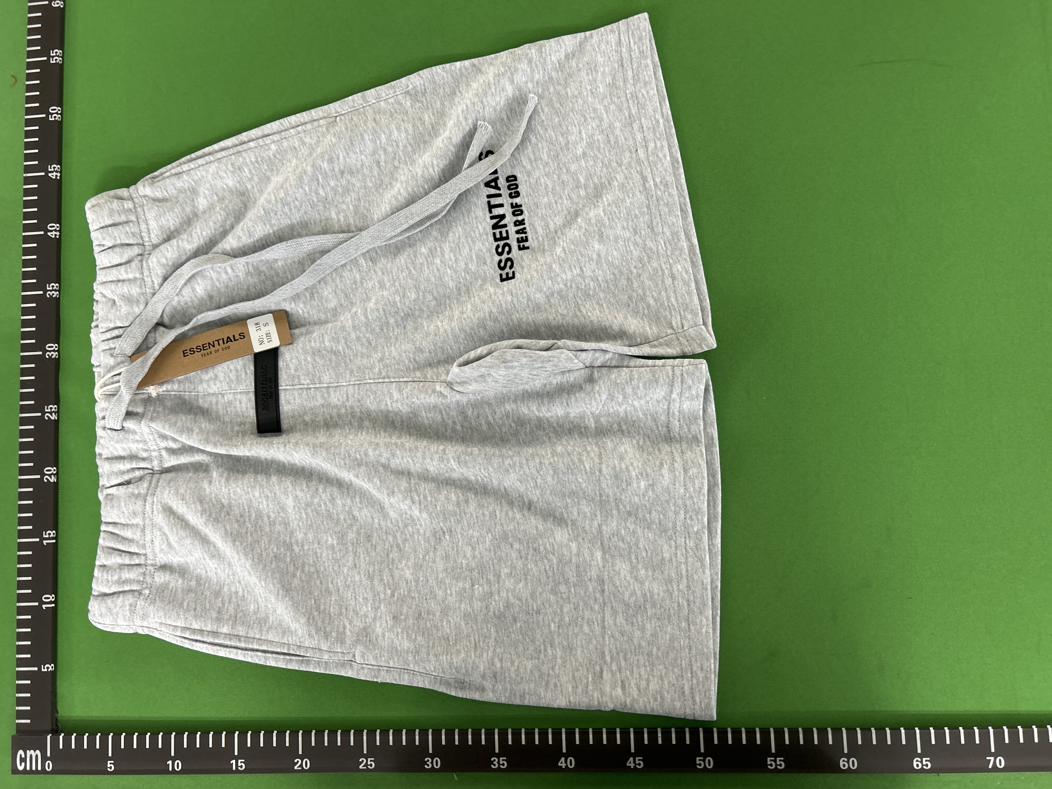 Foto QC 2 de Fear of God Essentials Sweat Shorts Flocked Logo Light Grey