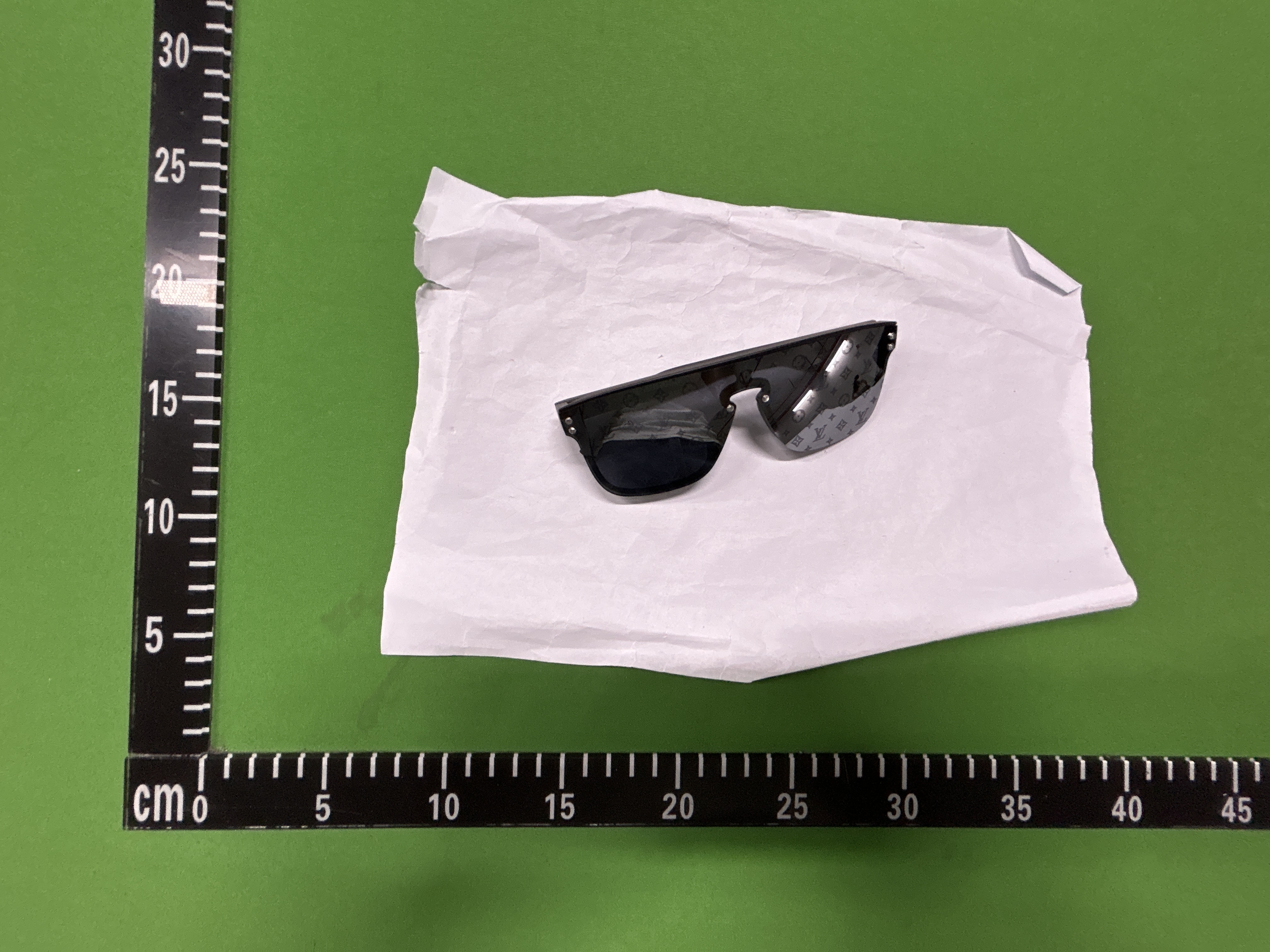 Foto QC 3 de Louis Vuitton Waimea Shield-Frame Acetate Sunglasses Black Grey Monogram (Z1082E)