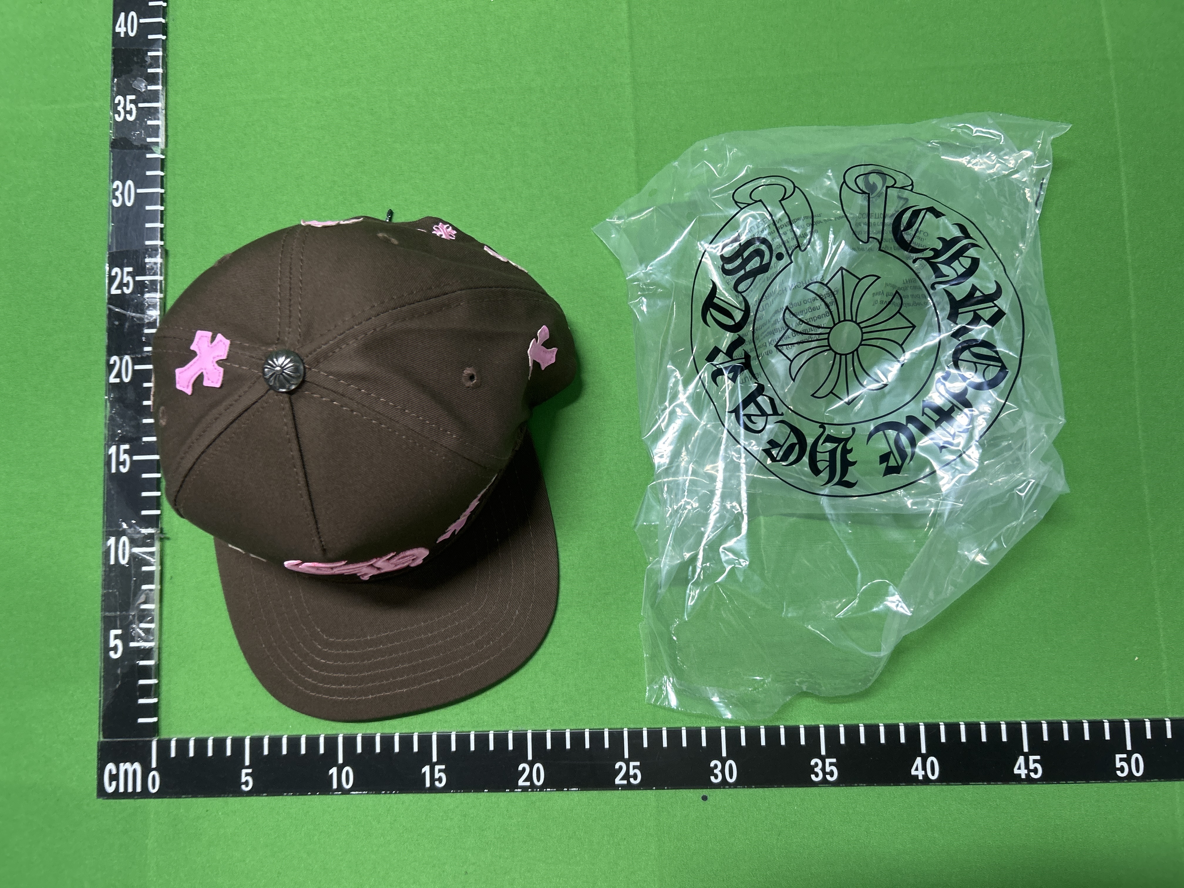 Foto QC 4 de Chrome Hearts CH Cemetery Cross Trucker Cap Brown Pink